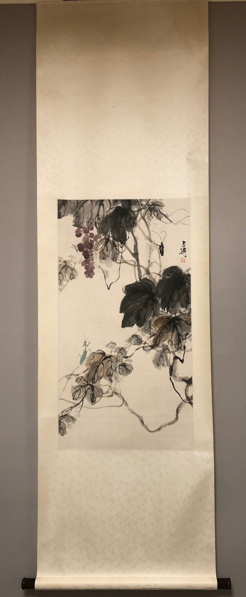 A Chinese Vertical Scroll Ink Painting of Insects and Grasses on Paper: A Chinese Vertical Scroll Ink Painting of Insects and Grasses on Paper,Modern Time of China,Wang Xuetao,Size:18.1inx34.6in 一幅中国水墨纸本虫Ő