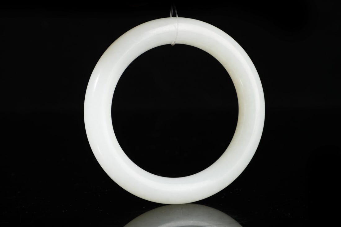 A Exquisite Hotan Jade Bracelets: A Exquisite Hotan Jade Bracelets,Qing Dynasty, China,Size:3.1in,Weight:68g 和田玉手镯,中国清代