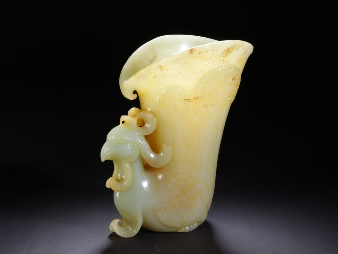 A Exquisite Hotan Jade Chicken Head Cup Ornament: A Exquisite Hotan Jade Chicken Head Cup Ornament,Qing Dynasty, China,Size:5.5inx3.1inx6.1in,Weight:550g 和田玉鸡头杯摆件,中国清代