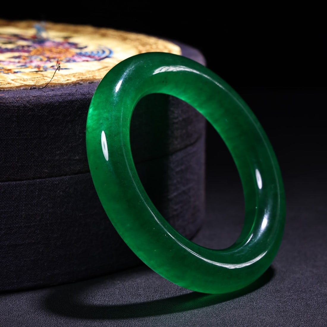 A Exquisite Jadeite Bracelets: A Exquisite Jadeite Bracelets,Qing Dynasty,China,Size:2.4in,Weight:90g 翡翠玉手镯,中国清代