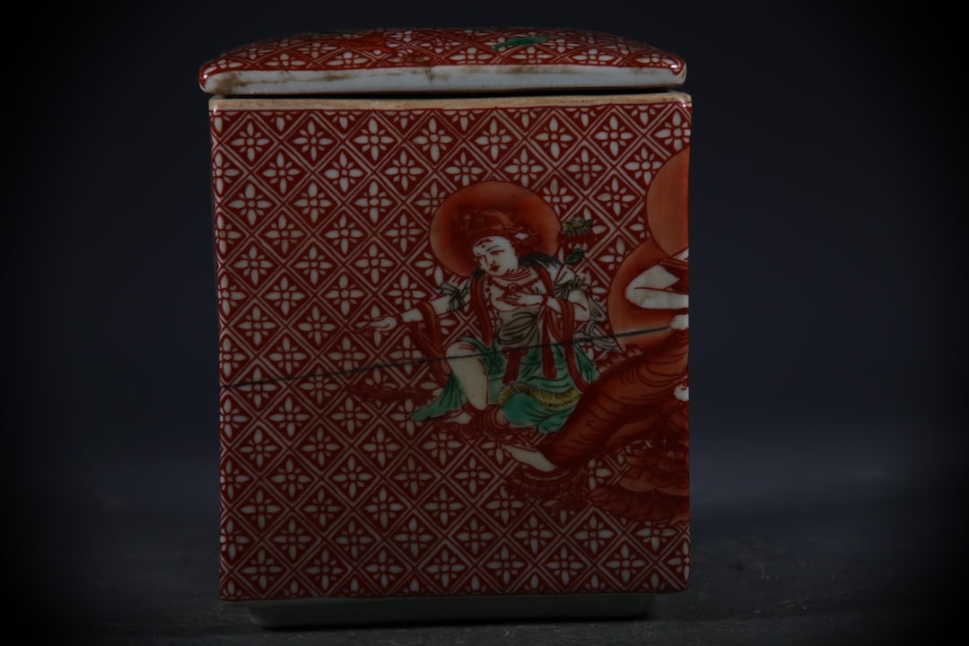 Wucai Dragon Pattern Box: Wucai Dragon Pattern Box,Ming Dynasty, China,Wanli Six-character Mark,Size:6inx5.1in 五彩龙纹盒,中国明代,万历六字款