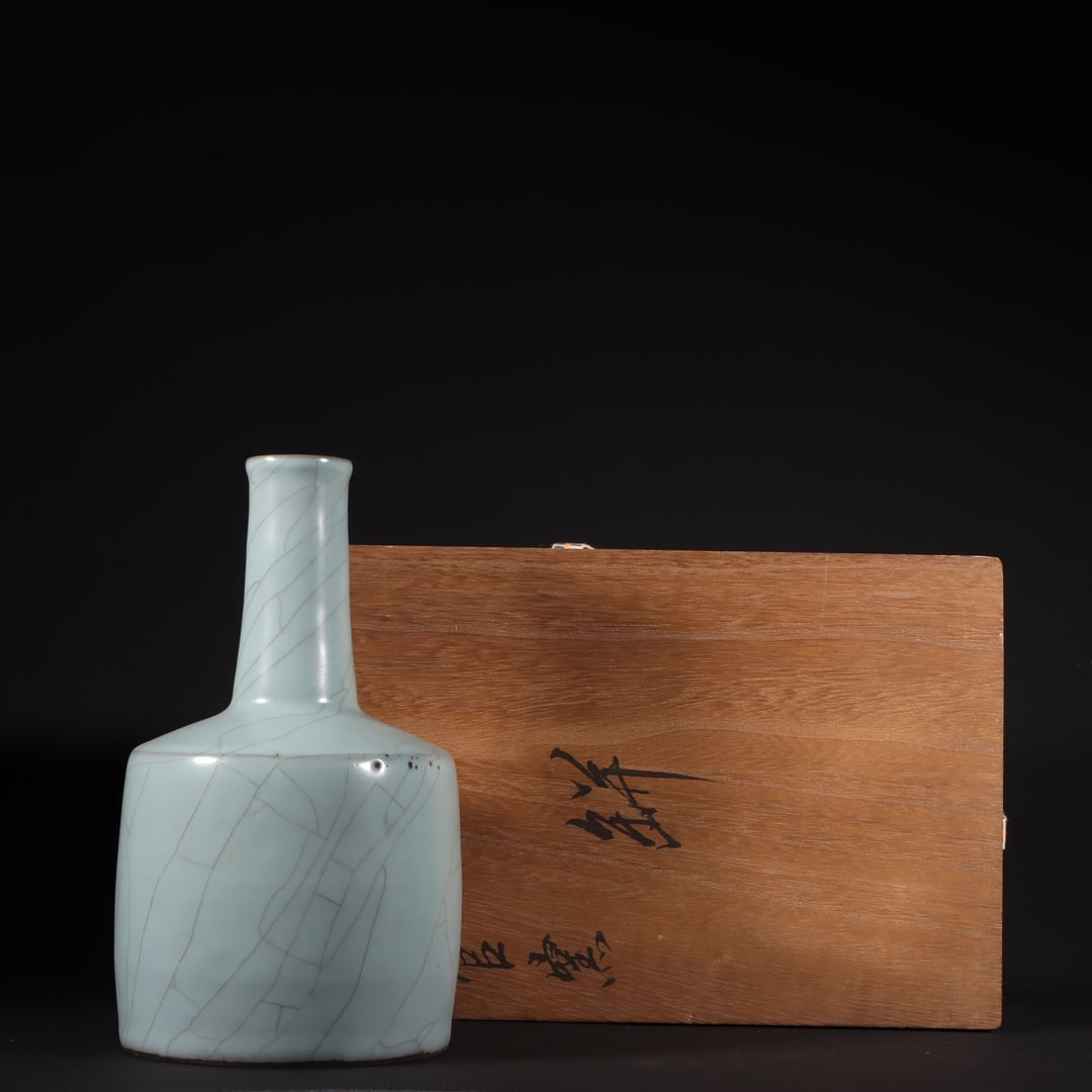 A Exquisite Guan yao Celadon Glzed Vase: A Exquisite Guan yao Celadon Glzed Vase,Song Dynasty,China,Size:8.1inx1.5inx4.7inx4.4in 官窑青釉瓶,中国宋代