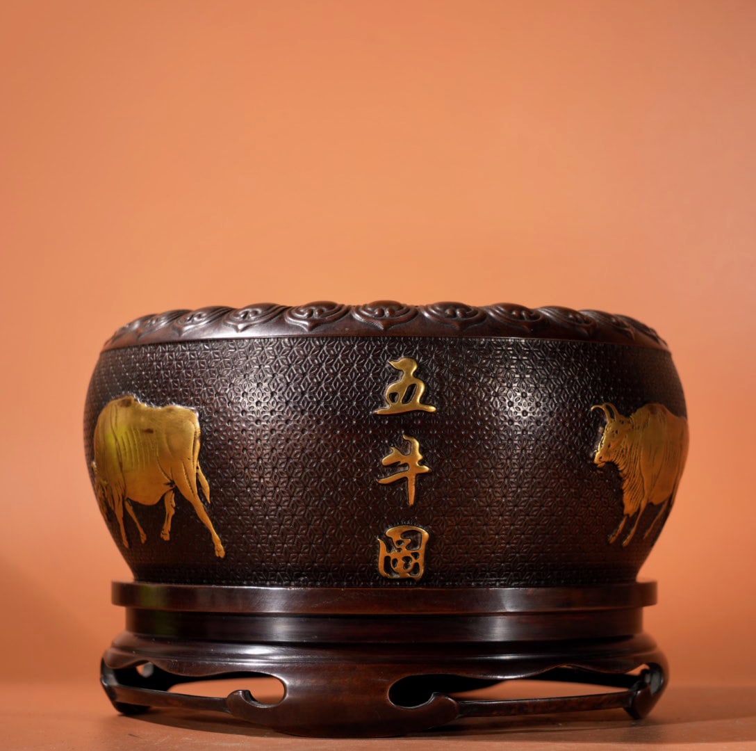 A Exquisite Gilt Bronze Buffalo Pattern Censer: A Exquisite Gilt Bronze Buffalo Pattern Censer,Qing Dynasty, China,Qianlong Six-character Mark,Size:4.2inx4.6in,Weight:4020g 紫铜鎏金牛纹炉,中国&#