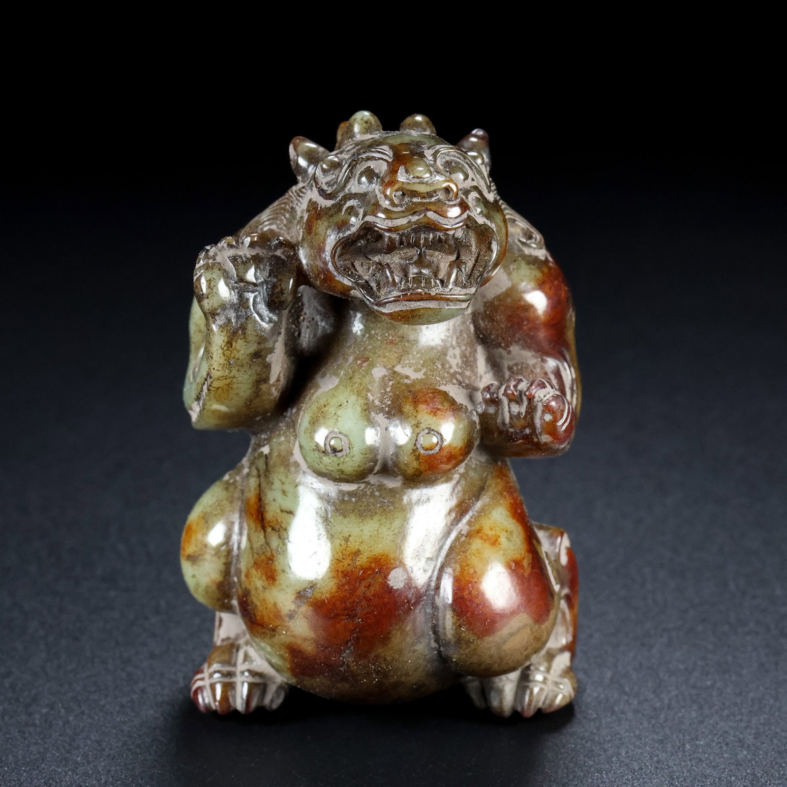 A Exquisite Hotan Jade Bear Ornament: A Exquisite Hotan Jade Bear Ornament,Han Dynasty, China,Size:2inx2inx2.8in,Weight:229g 和田玉熊摆件,中国汉代