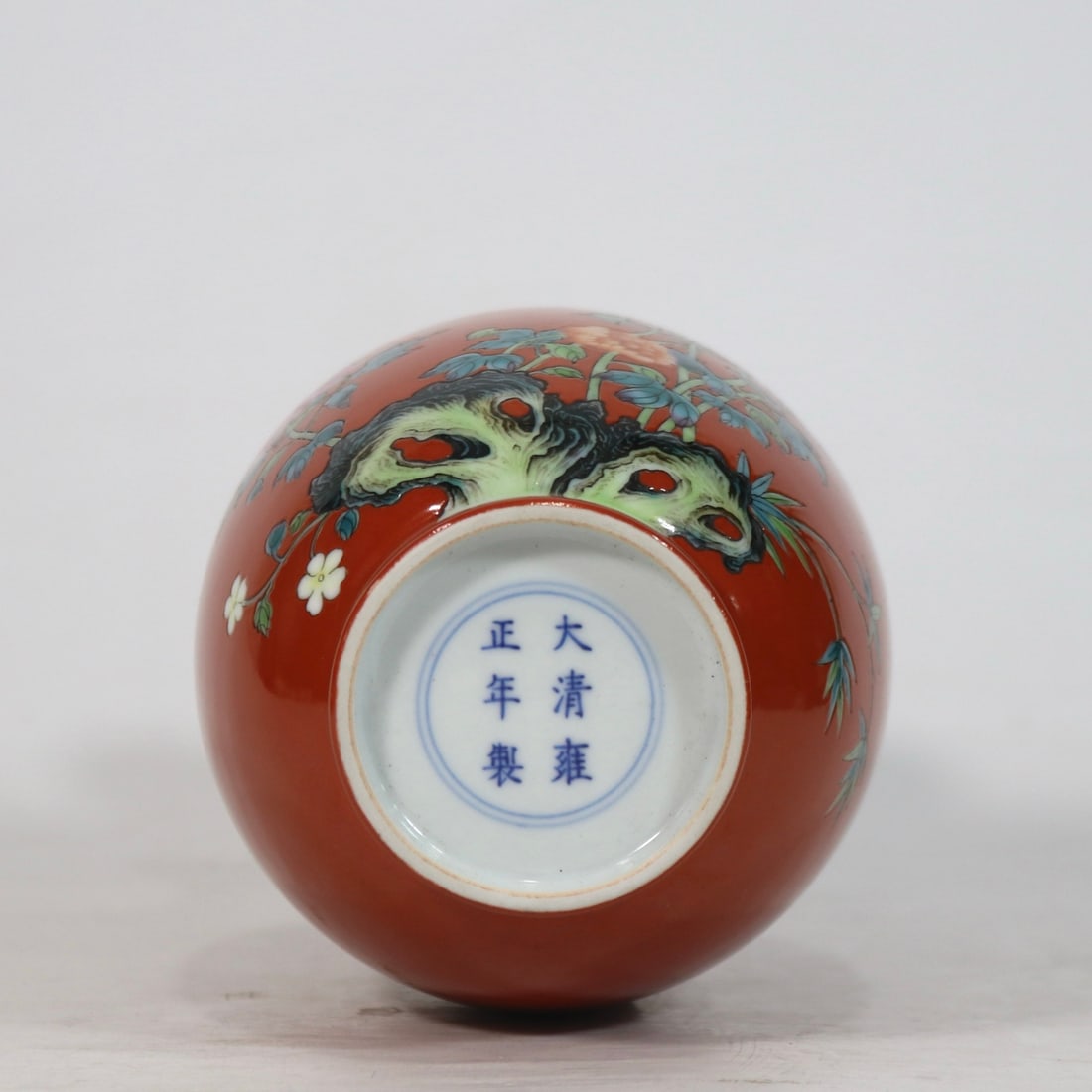 A Exquisite Iron-Red Flower Pattern Vase - 9