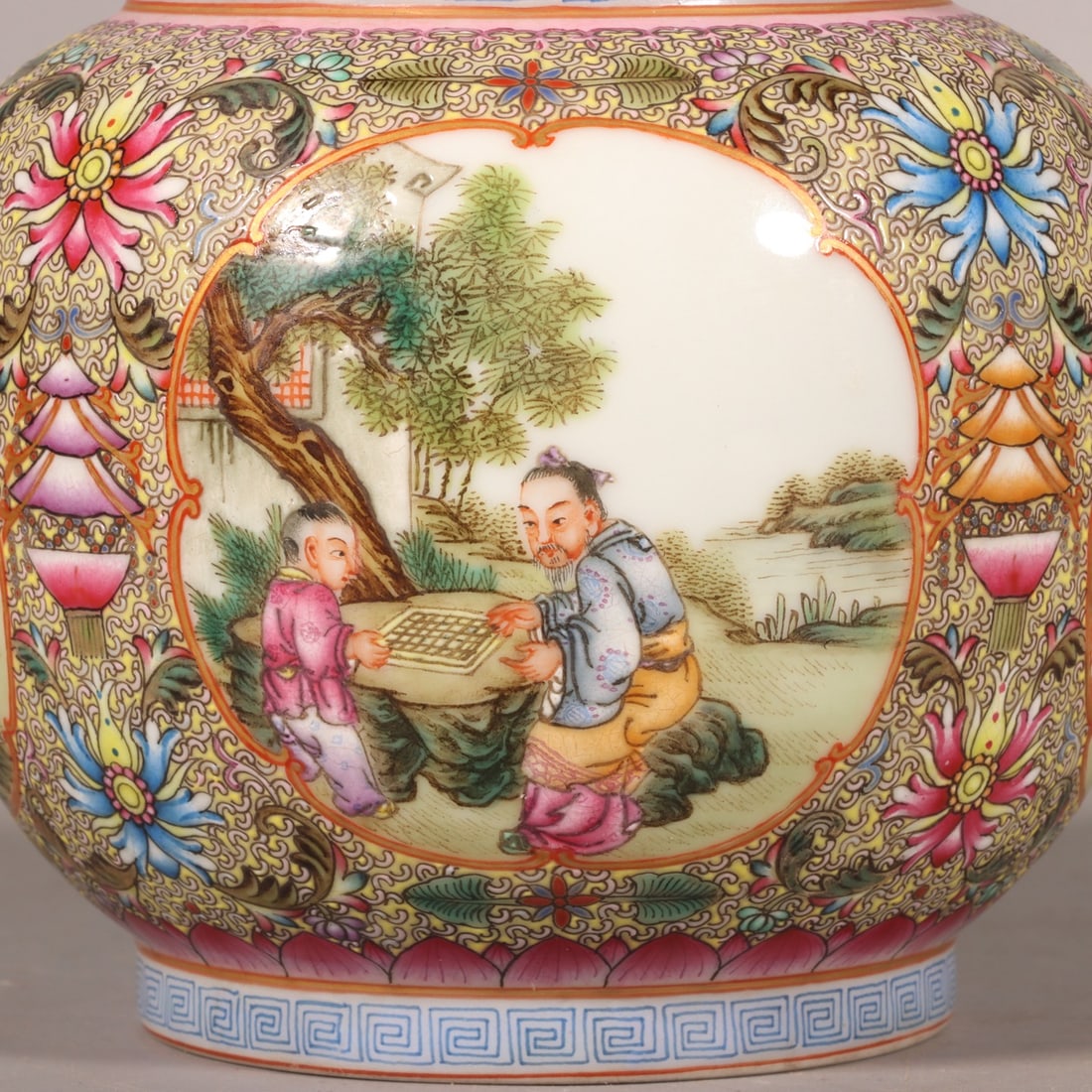 A Exquisite Enamel Figures Pattern Jar - 3