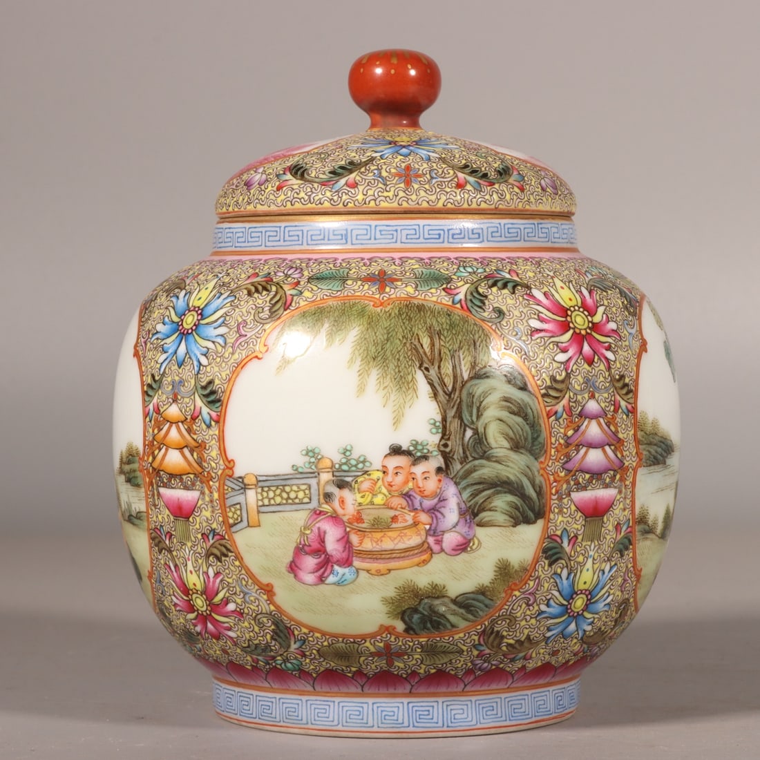 A Exquisite Enamel Figures Pattern Jar - 4