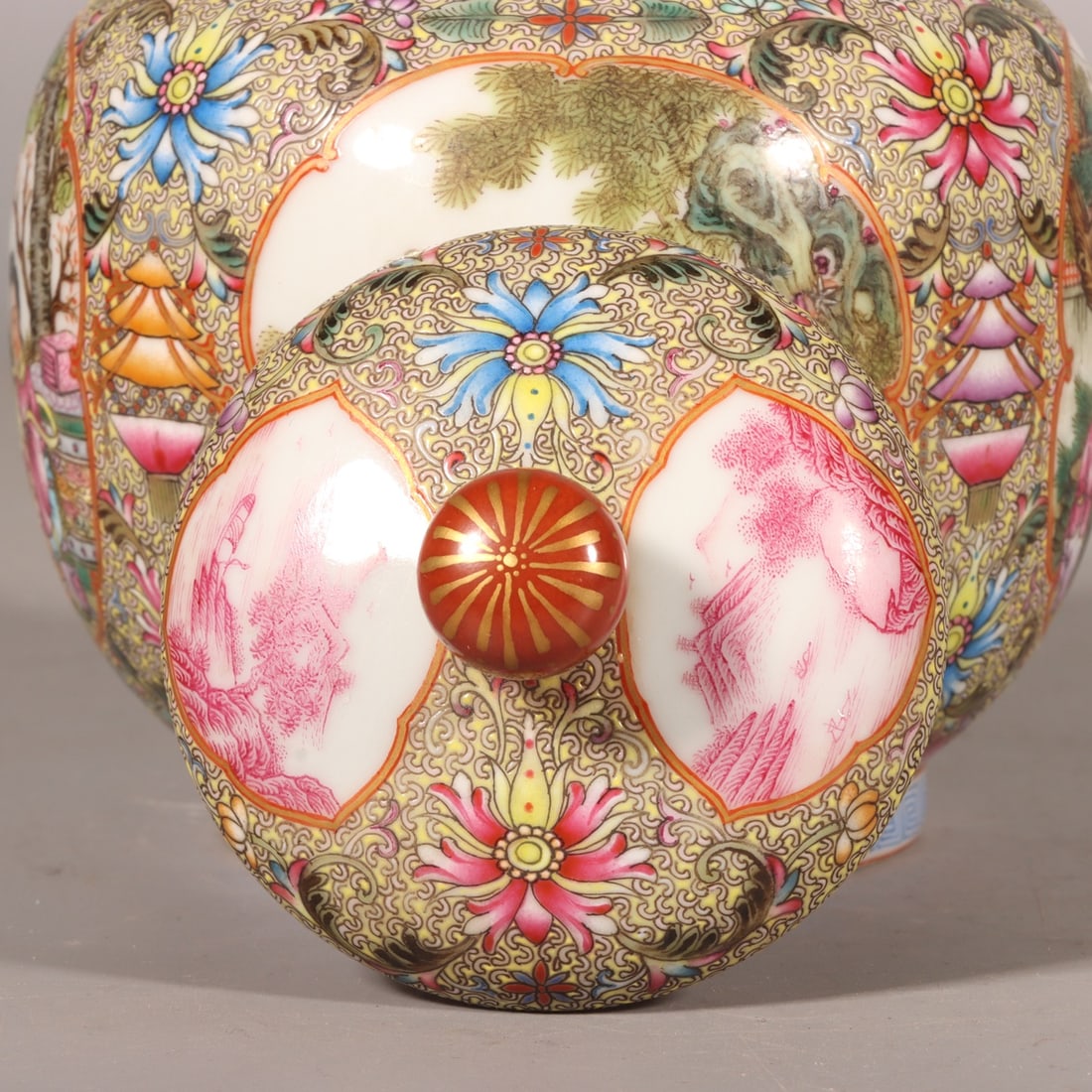 A Exquisite Enamel Figures Pattern Jar - 7