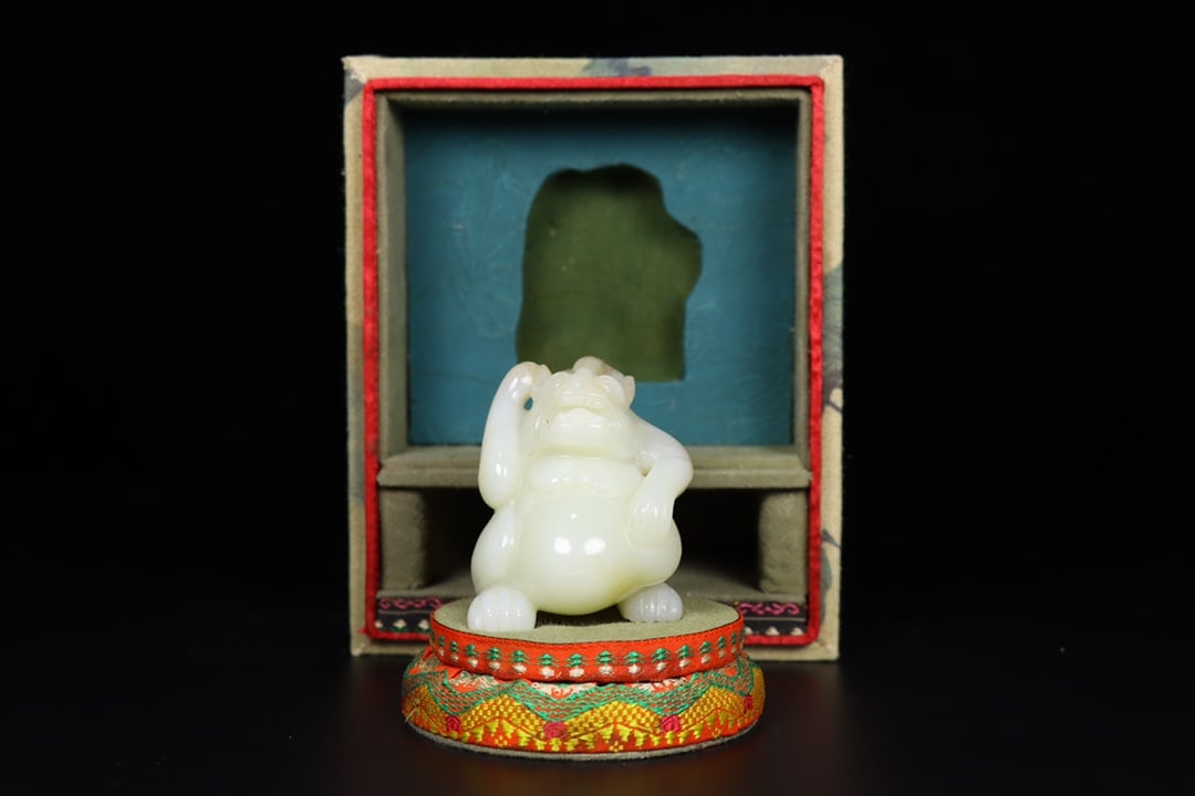 A Exquisite Hotan Bear Ornament: A Exquisite Hotan Bear Ornament,Qing Dynasty, China,Size:2.2inx2.2inx2.4in,Weight:243g 和田熊摆件,中国清代