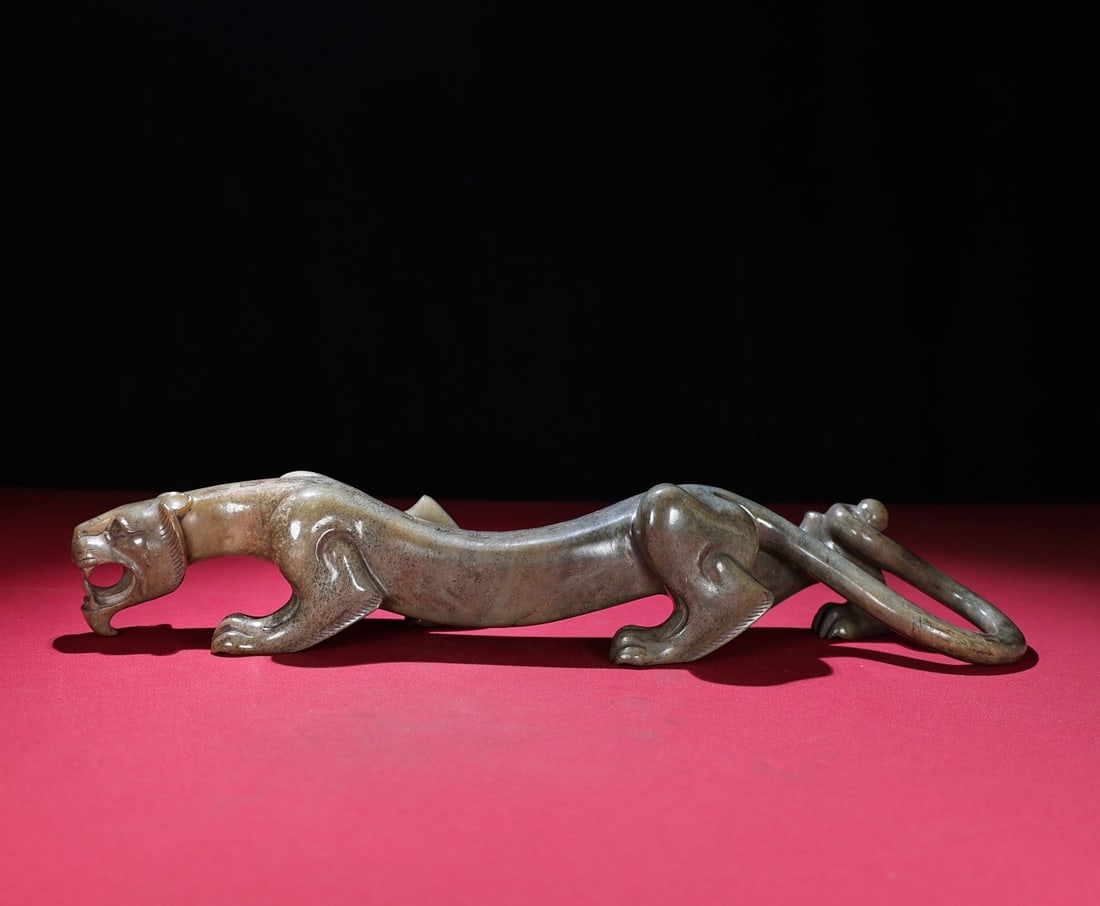 A Exquisite Hotan Jade Tiger Ornament: A Exquisite Hotan Jade Tiger Ornament,Han Dynasty,China,Size:7.3inx2.8inx2.7in,Weight:1723g 和田玉虎摆件,中国汉代