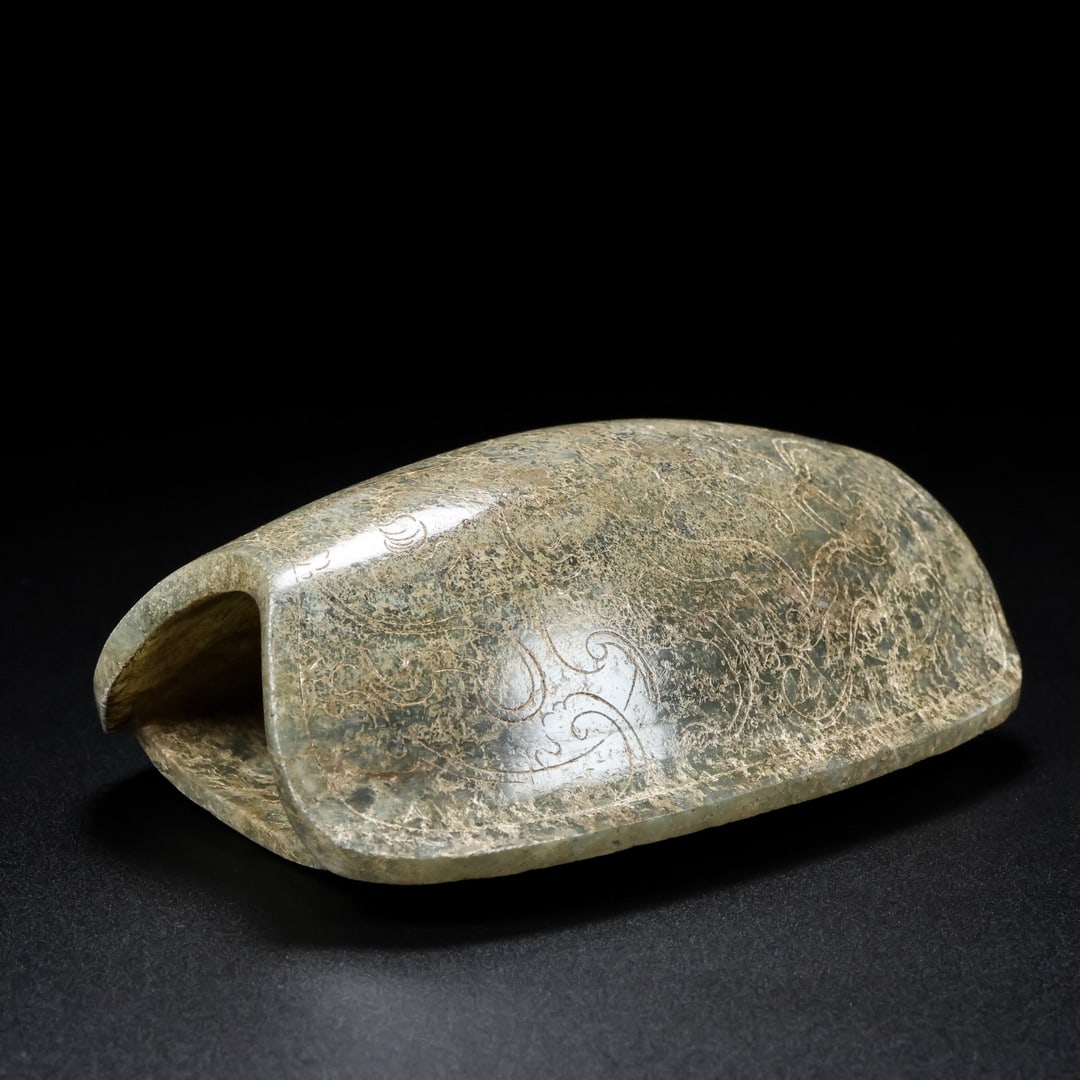 A Exquisite Hotan Jade Tortoise Shell: A Exquisite Hotan Jade Tortoise Shell,Hang Dynasty, China,Size:2.2inx0.5inx3.9in,Weight:441g 和田玉龟壳,中国汉代