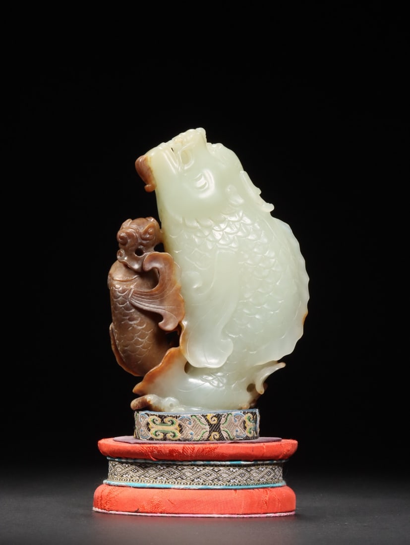 A Exquisite Hotan Jade Fish Ornament: A Exquisite Hotan Jade Fish Ornament,Qing Dynasty, China,Size:3.4inx1.3inx5.1in,Weight:421g 和田玉鱼摆件,中国清代