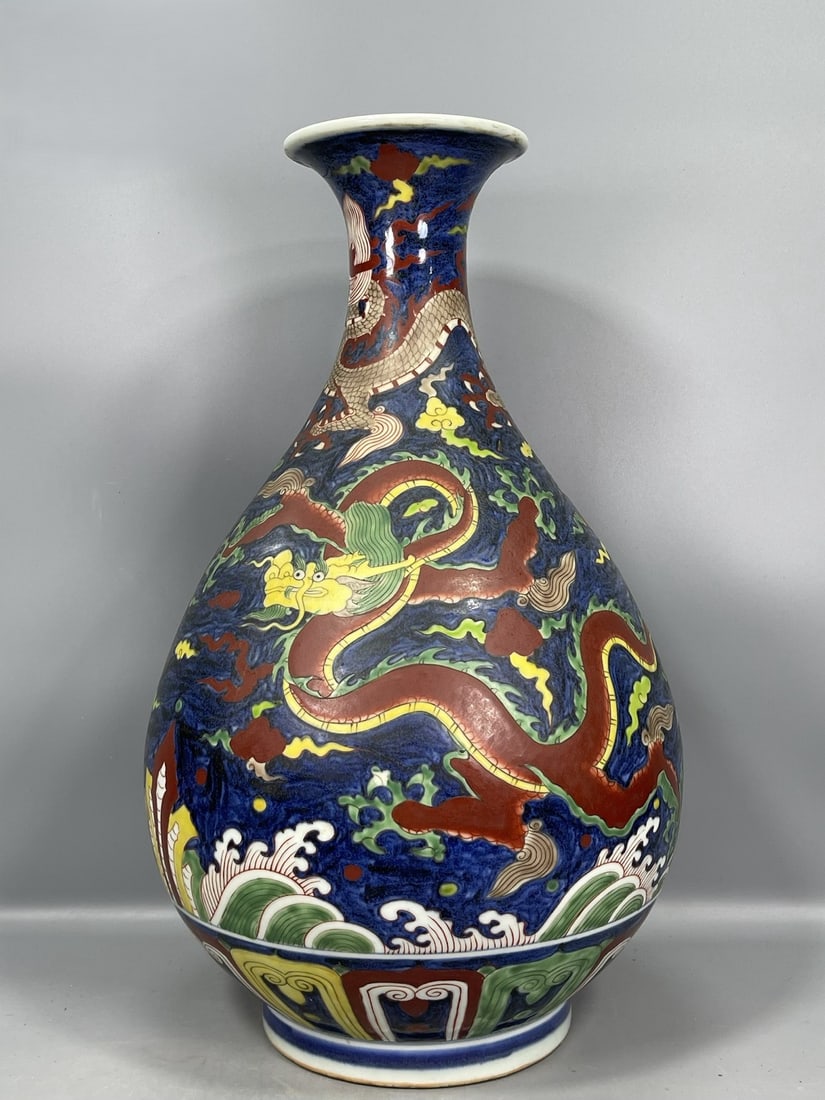 A Exquisite Wucai Dragon pattern Vase: A Exquisite Wucai Dragon pattern Vase,Ming Time of China,Yongle Four-character Mark,Size:18.9inx11in 五彩龙纹瓶,中国明代,永乐四&