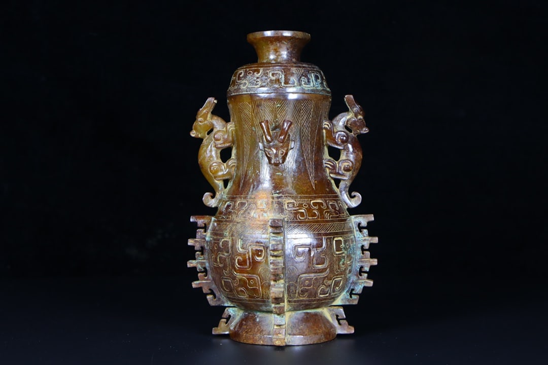 A Exquisite Hotan Jade Dragon Ears Vase: A Exquisite Hotan Jade Dragon Ears Vase,Han Dynasty, China,Size:4.7inx4.7inx7.7in,Weight:802g 和田玉龙耳瓶,中国汉代