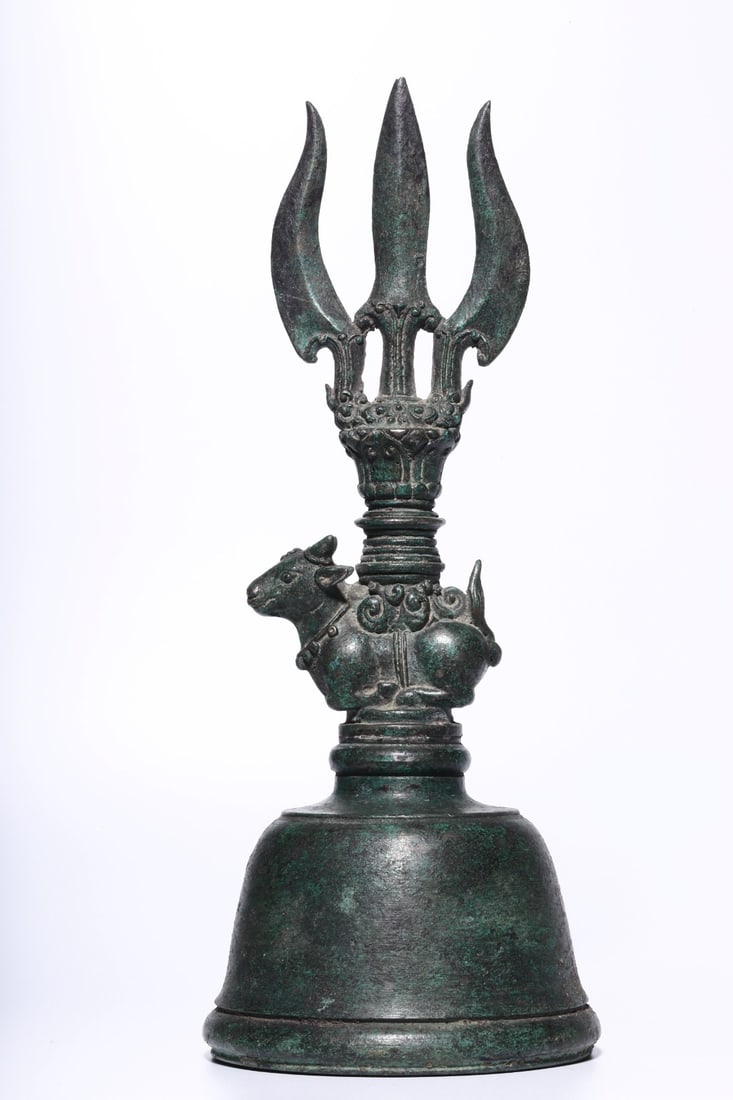 A Exquisite Bronze Animal head Vajra: A Exquisite Bronze Animal head Vajra,Han Dynasty, China,Size:3.4inx8.7in,Weight:687g 青铜兽首金刚杵,中国汉代