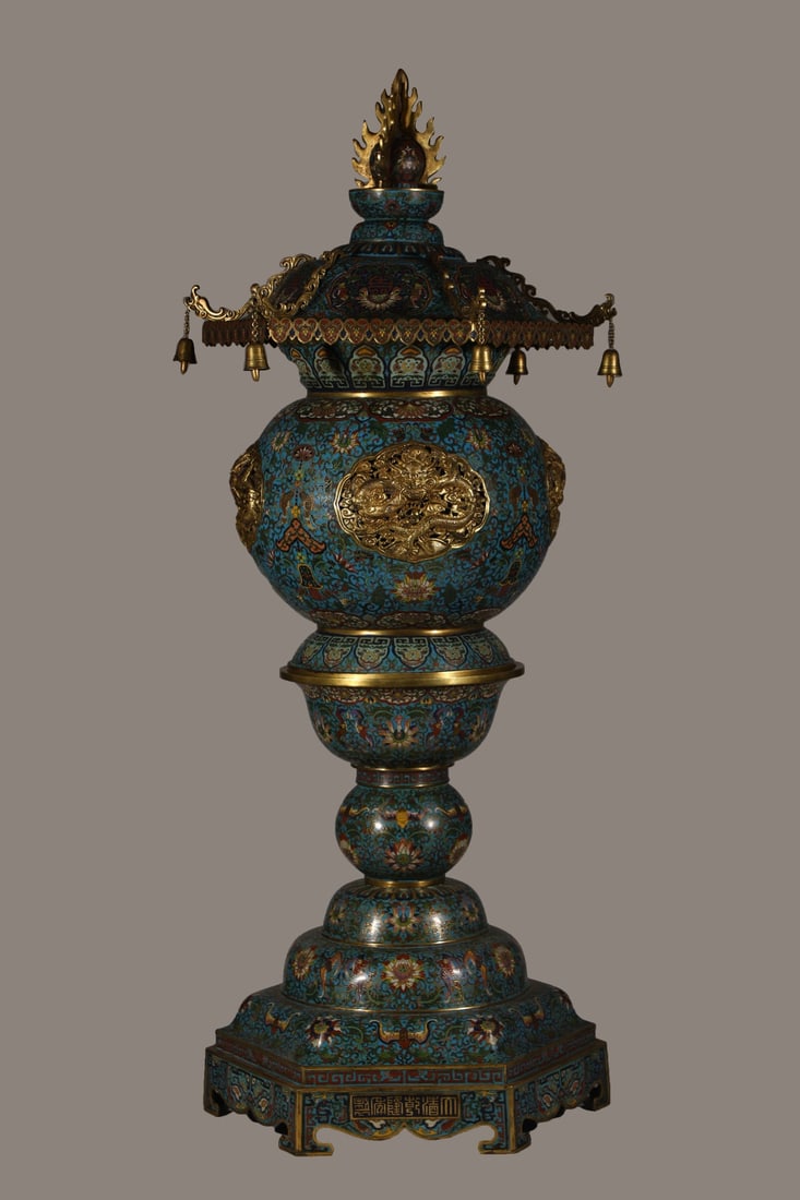 A Exquisite A pair of Bronze Cloisonne Enamel Palace Lantern: A Exquisite A pair of Bronze Cloisonne Enamel Palace Lantern,Qing Dynasty, China,Qianlong Six-character Mark,Size:47.2inx19.7in,Weight:29200g 一对铜掐丝珐琅&#