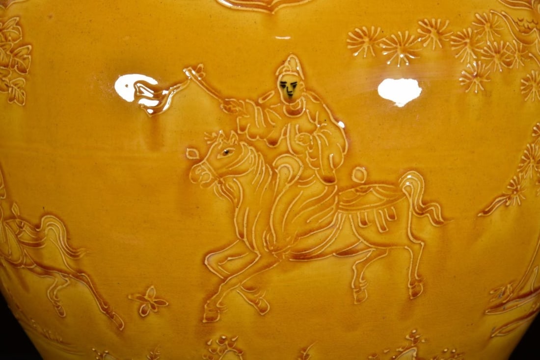 A Exquisite Yellow Glazed Figures pattern Jar - 7