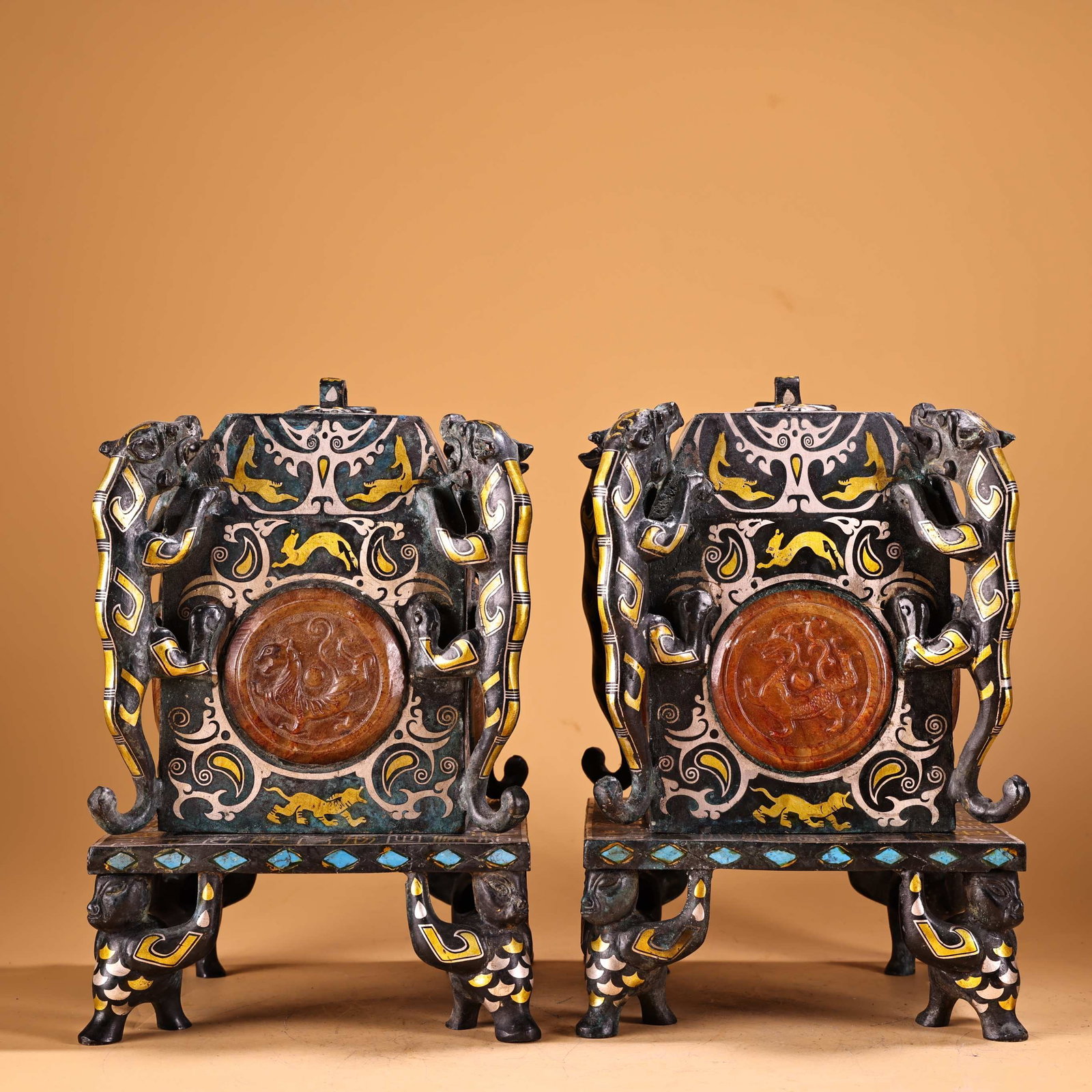 A pair of Exquisite Gold and Silver-Inlaid Bronze Inlaid Gems Box: A pair of Exquisite Gold and Silver-Inlaid Bronze Inlaid Gems Box,Han Dynasty,China,Size:8.3inx5.5in,Weight:2900g 一对青铜错金银镶嵌宝௾