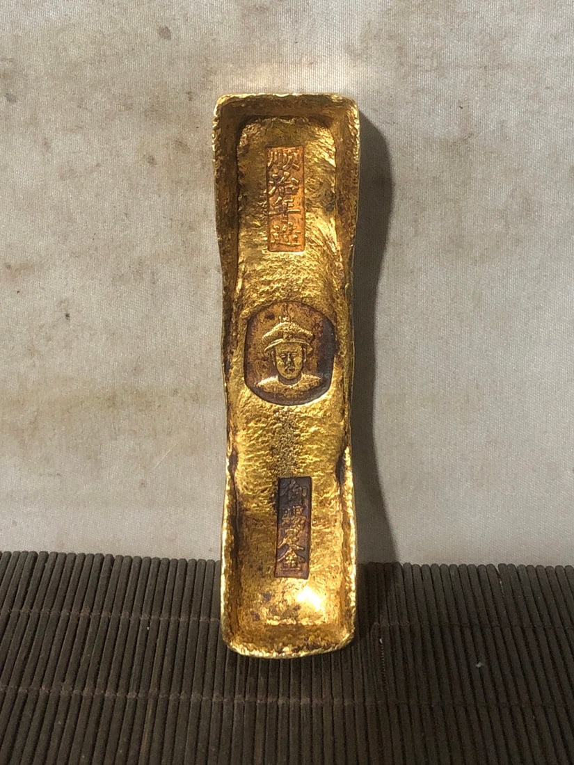 A Exquisite Gilt Bronze Figures Pattern Gold Bar: A Exquisite Gilt Bronze Figures Pattern Gold Bar,Qing Dynasty, China,With Mark,Size:1inx0.8inx3.7in,Weight:158.5g 铜鎏金人物纹金条,中国ę