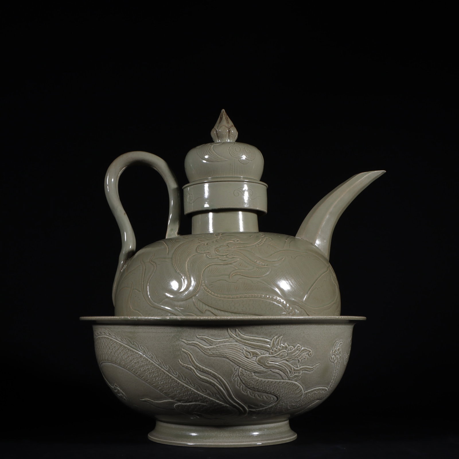 A Exquisite Yue yao Celadon Dragon Pattern Ewer (1 of 9)