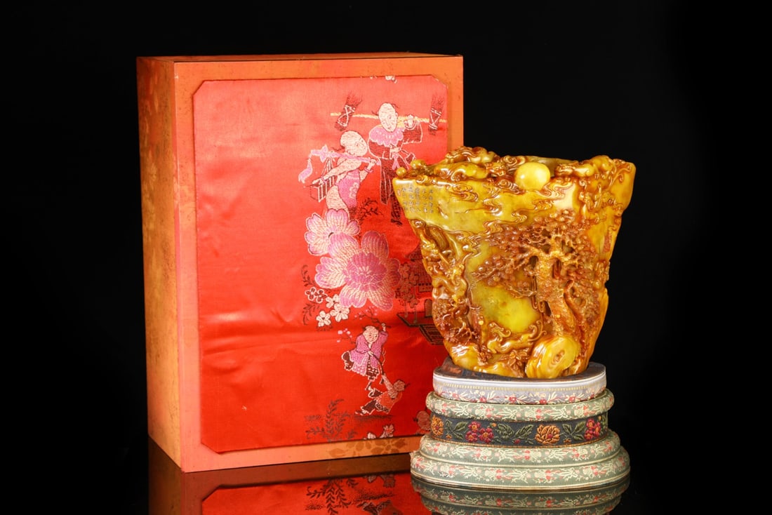 A Exquisite Shoushan Stone Dragon Pattern Ornament: A Exquisite Shoushan Stone Dragon Pattern Ornament,Qing Dynasty, China,Qianlong Four-character Mark,Size:9.8inx10.6inx6.3in,Weight:7544g 寿山石龙纹摆件,ߑ