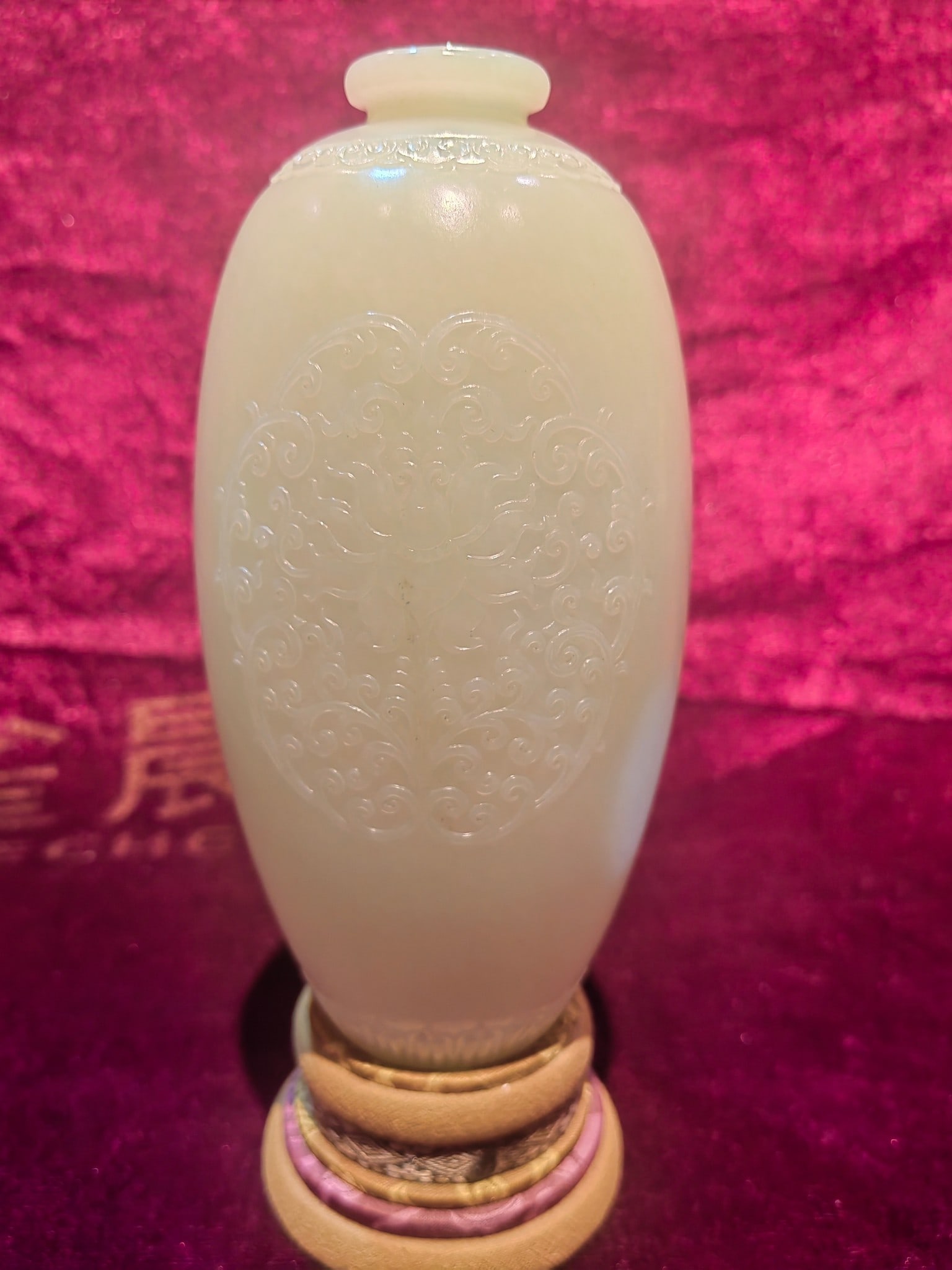 A Exquisite Hotan White Jade Vase: A Exquisite Hotan White Jade Vase,Qing Dynasty, China,Qianlong Four-character Mark,Size:3.1inx7.1in 和田白玉瓶,中国清代,乾隆四&#