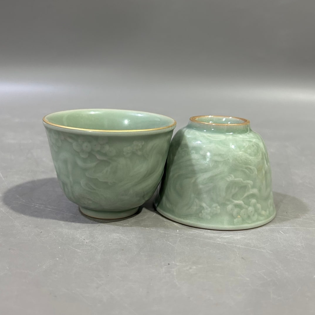 A pair of Exquisite Pea-Green Glaze Flower Pattern Cup: A pair of Exquisite Pea-Green Glaze Flower Pattern Cup,Qing Dynasty, China ,Yongzheng Four-character Mark,Size:2.2inx2.8in 一对豆青釉花卉纹杯,