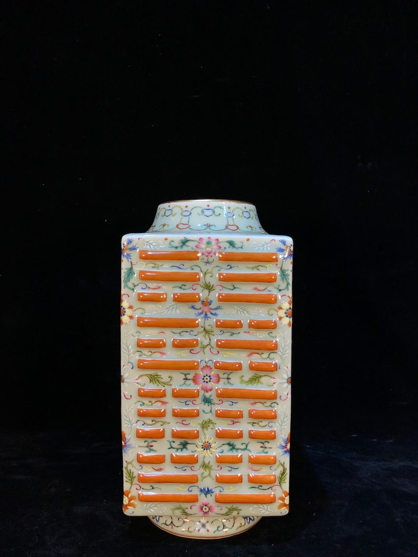 A Exquisite Famille-Rose Flower pattern Vase: A Exquisite Famille-Rose Flower pattern Vase,Qing Dynasty, China,Qianlong Six-character Mark,Size:11.2inx3.5inx46.1in 粉彩花卉纹瓶,中国清代,