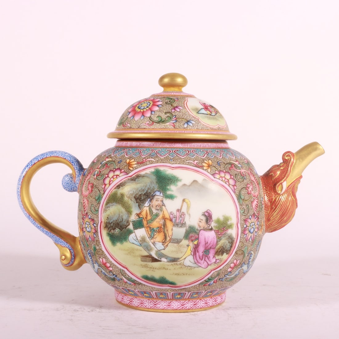 A Exquisite Famille-Rose Figures Pattern Ewer: A Exquisite Famille-Rose Figures Pattern Ewer,Qing Dynasty, China,Qianlong Four-character Mark,Size:5.5inx4.7in 粉彩人物纹壶,中国清代,ߙ