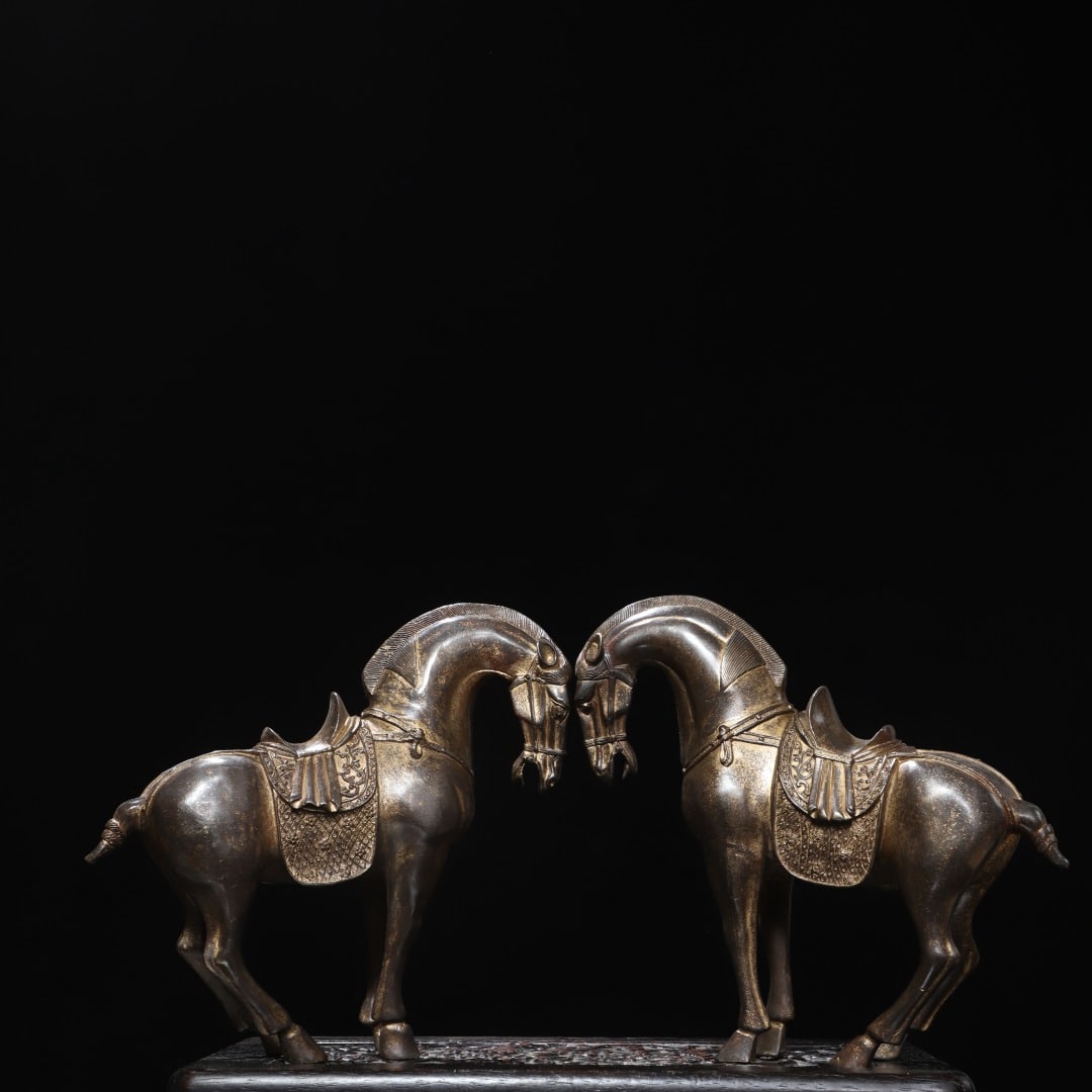 A pair of Exquisite Gold Overlaid Bronze Horse Ornament: A pair of Exquisite Gold Overlaid Bronze Horse Ornament,Qing Dynasty, China,Size:26x18x3.1in,Weight:4050g 一对铜拓金马摆件,中国清É