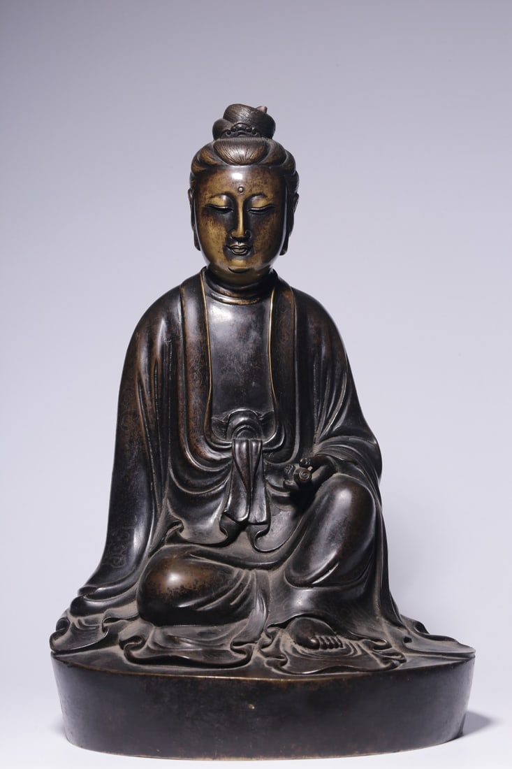 A Exquisite Bronze Inlaid Silver Avalokitesvara Statue Ornament: A Exquisite Bronze Inlaid Silver Avalokitesvara Statue Ornament,Qing Dynasty, China,Size:8.7inx7.1inx13.4in,Weight:4900g 