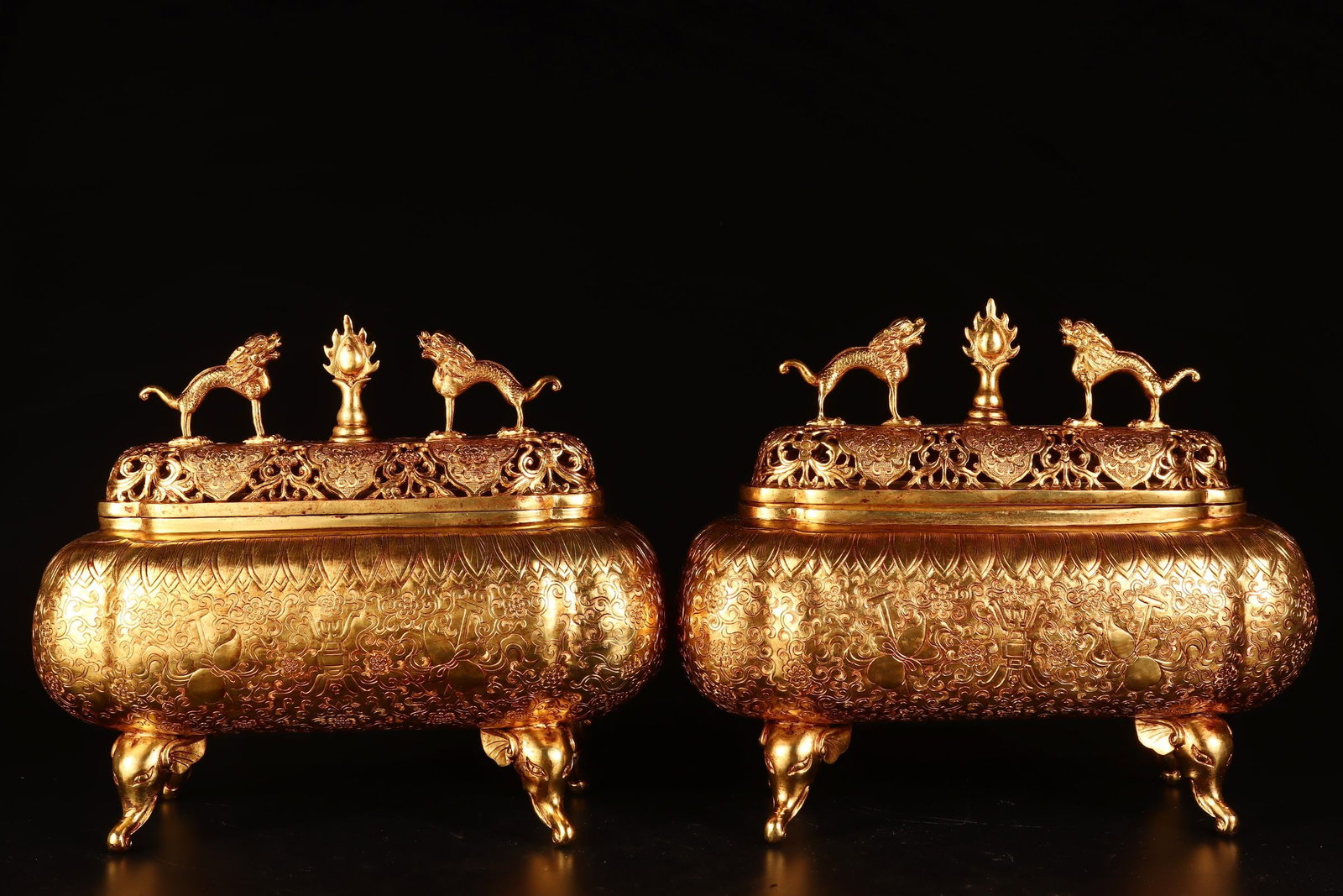 A pair of Exquisit Gilt Bronze Beast-legs Censer: A pair of Exquisit Gilt Bronze Beast-legs Censer,Tang Dynasty, China,Zhenguan Four-character Mark,Size:8.7inx10.6inx5.5in,Weight:1947g 一对铜鎏金象足炉,