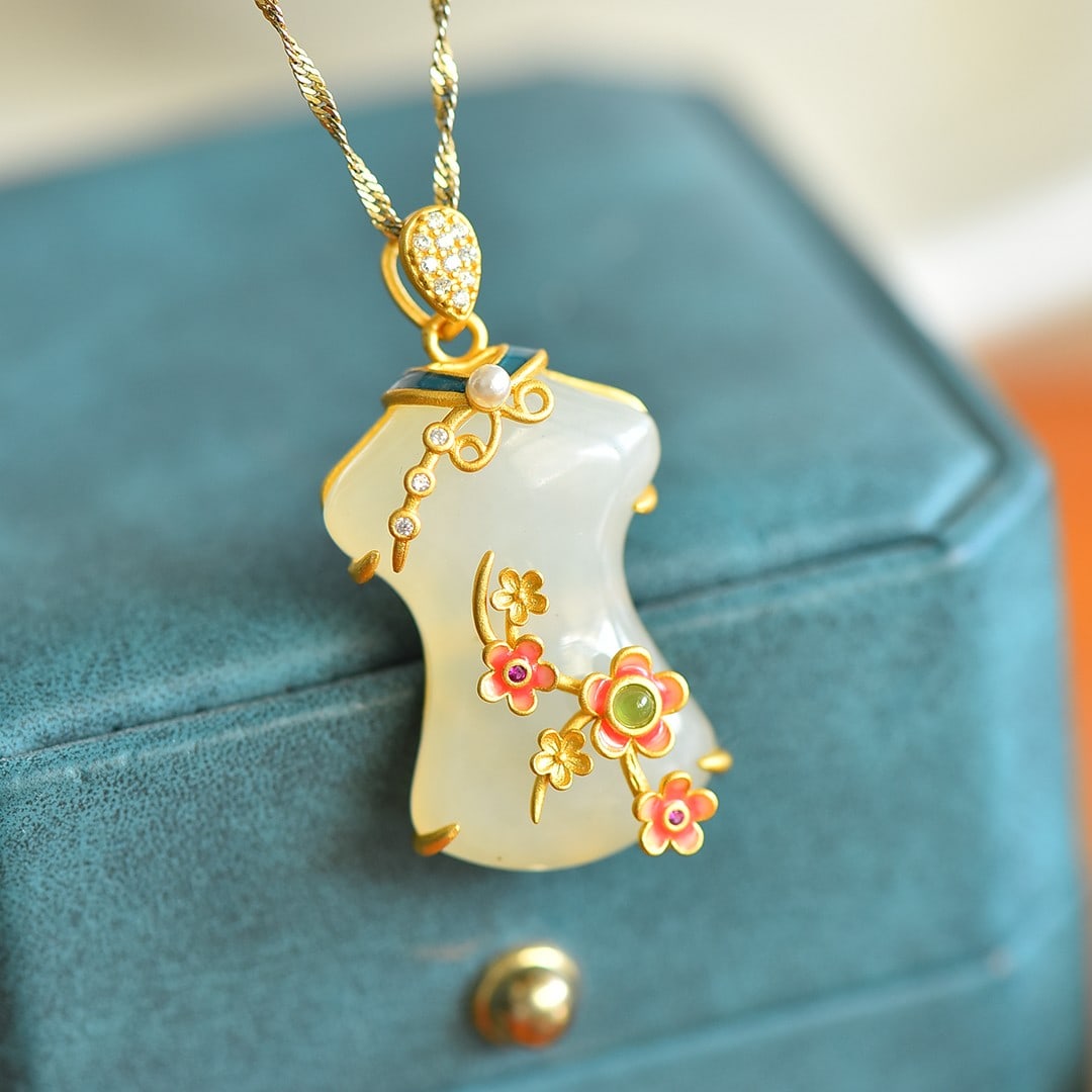 A Exquisite Silver Inlaid Hotan Jade Flower-patterned Pendant: A Exquisite Silver Inlaid Hotan Jade Flower-patterned Pendant,Size:0.2inx0.3in 银镶和田玉旗开得胜珍珠吊坠