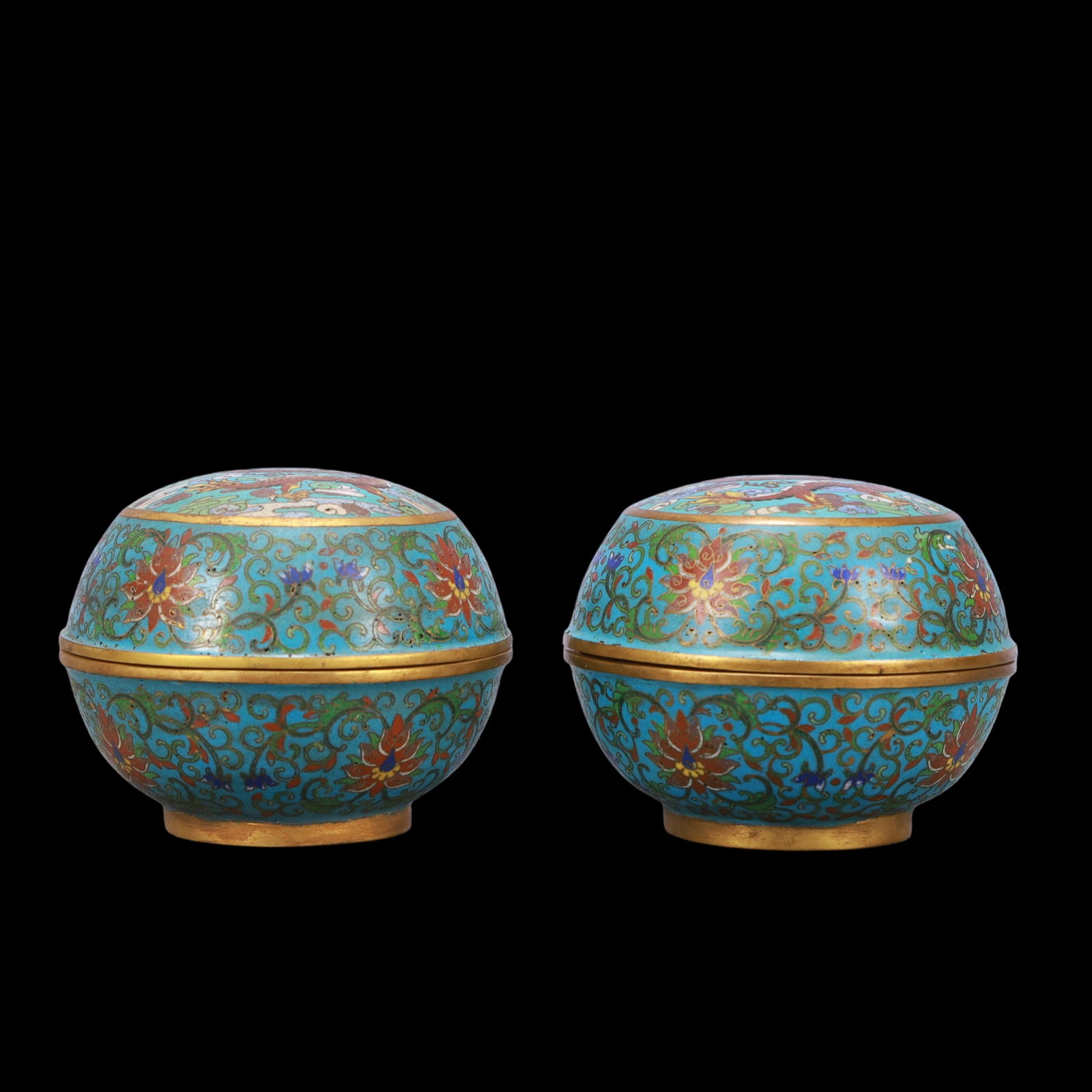 A Exquisite A pair of Cloisonne Lotus Pattern Dragon Pattern Box: A Exquisite A pair of Cloisonne Lotus Pattern Dragon Pattern Box Qing Dynasty, China Size:4.3inx3.1in Weight:900g一对景泰蓝缠枝莲纹龙纹