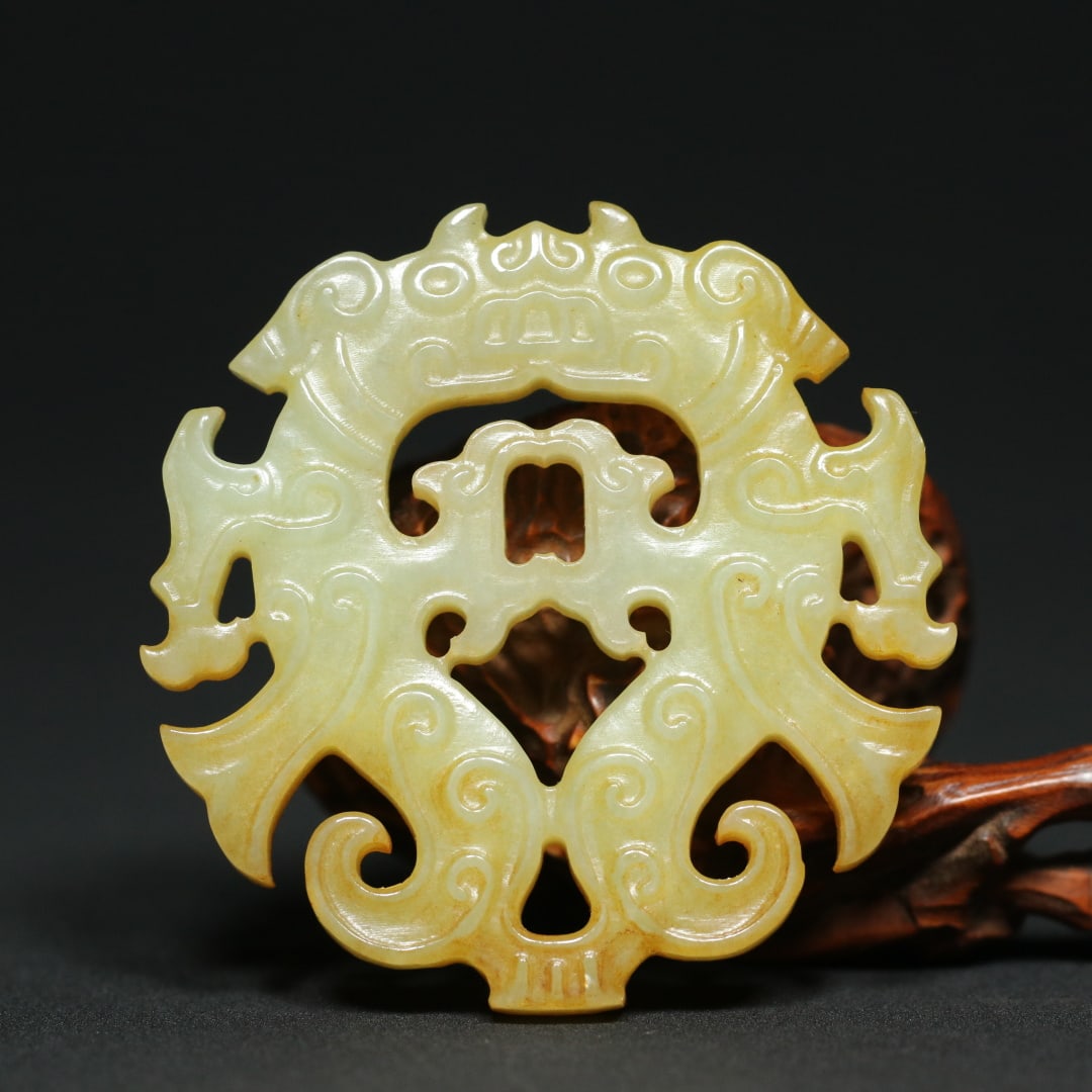 An Exquisite White Jade Dragon Pattern Pendant: An Exquisite White Jade Dragon Pattern Pendant Shi jia he Culture Size:2.2inx2.2inx0.3in Weight:30.8g白玉双龙玉璧挂件 石家河文&#