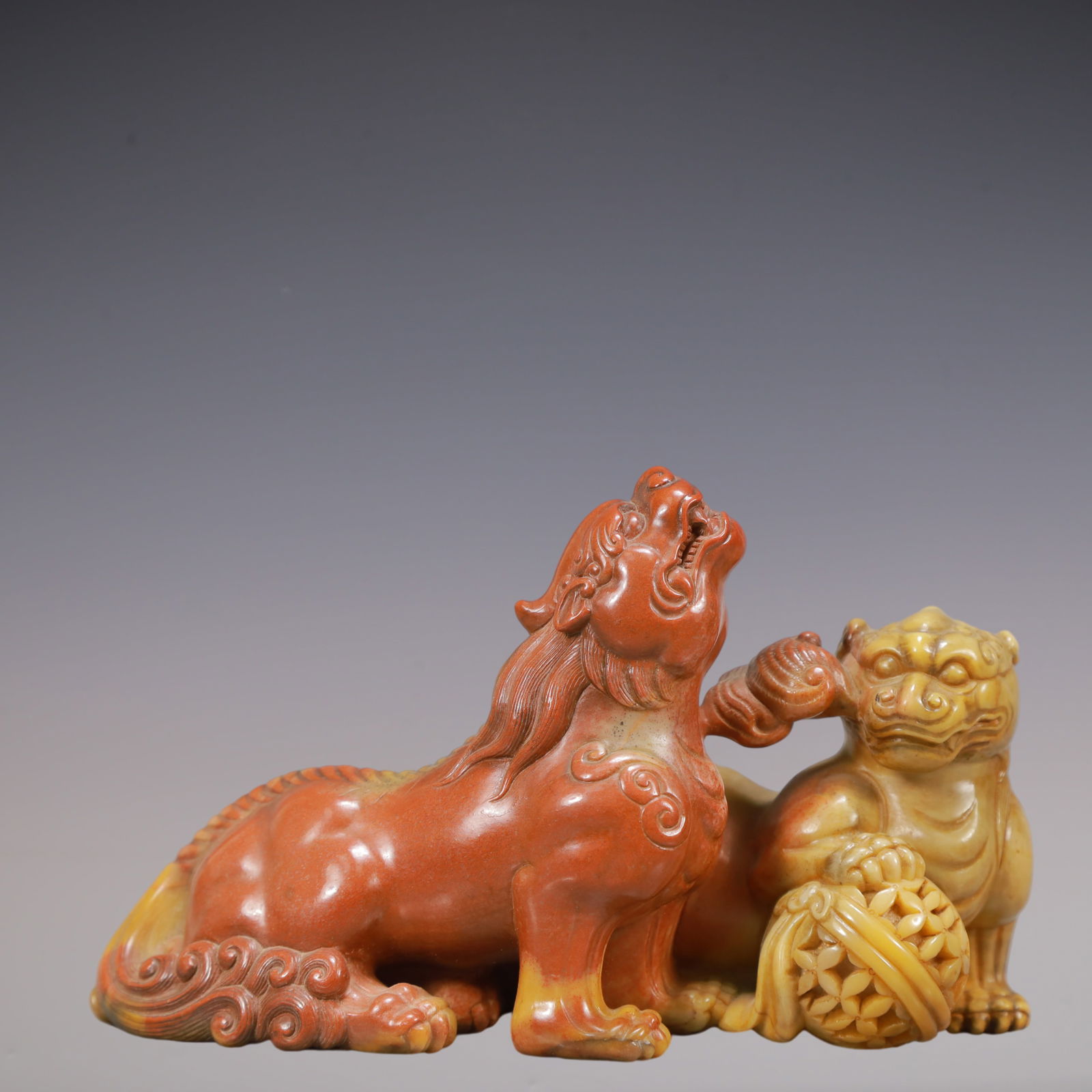 A Exquisite Shoushan Stone Lion Ornament: A Exquisite Shoushan Stone Lion Ornament Qing Dynasty, China Size:15.8ccmx2.4inx3.8in Weight:750g寿山石狮子摆件 中国清代