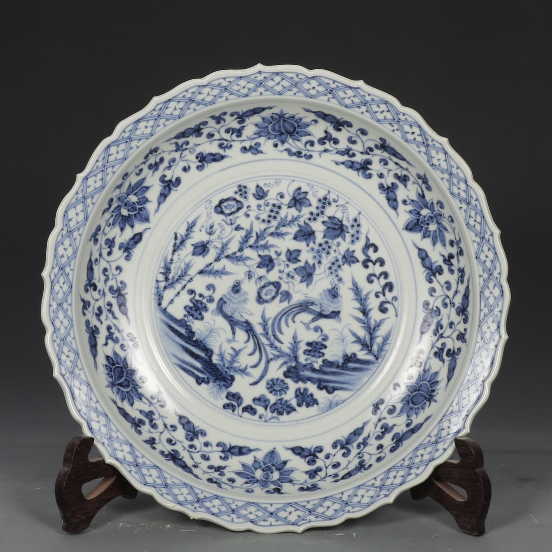 An Exquisite Blue and White Lotus Pattern Flower and Bird Pattern Plate: An Exquisite Blue and White Lotus Pattern Flower and Bird Pattern Plate Yuan Dynasty, China Size:2.6inx14.6in青花锦鸡图葵口大盘