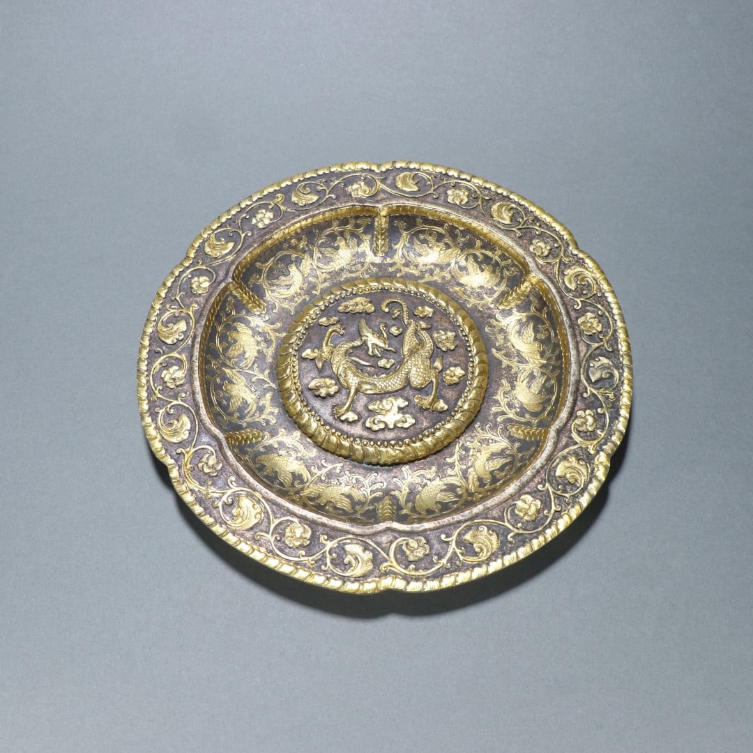 An Exquisite Gilt Bronze Dragon Pattern Lotus Pattern Plate: An Exquisite Gilt Bronze Dragon Pattern Lotus Pattern Plate Qing Dynasty, China Size:8in Weight:463.2g铜鎏金龙纹缠枝莲纹盘 中国&