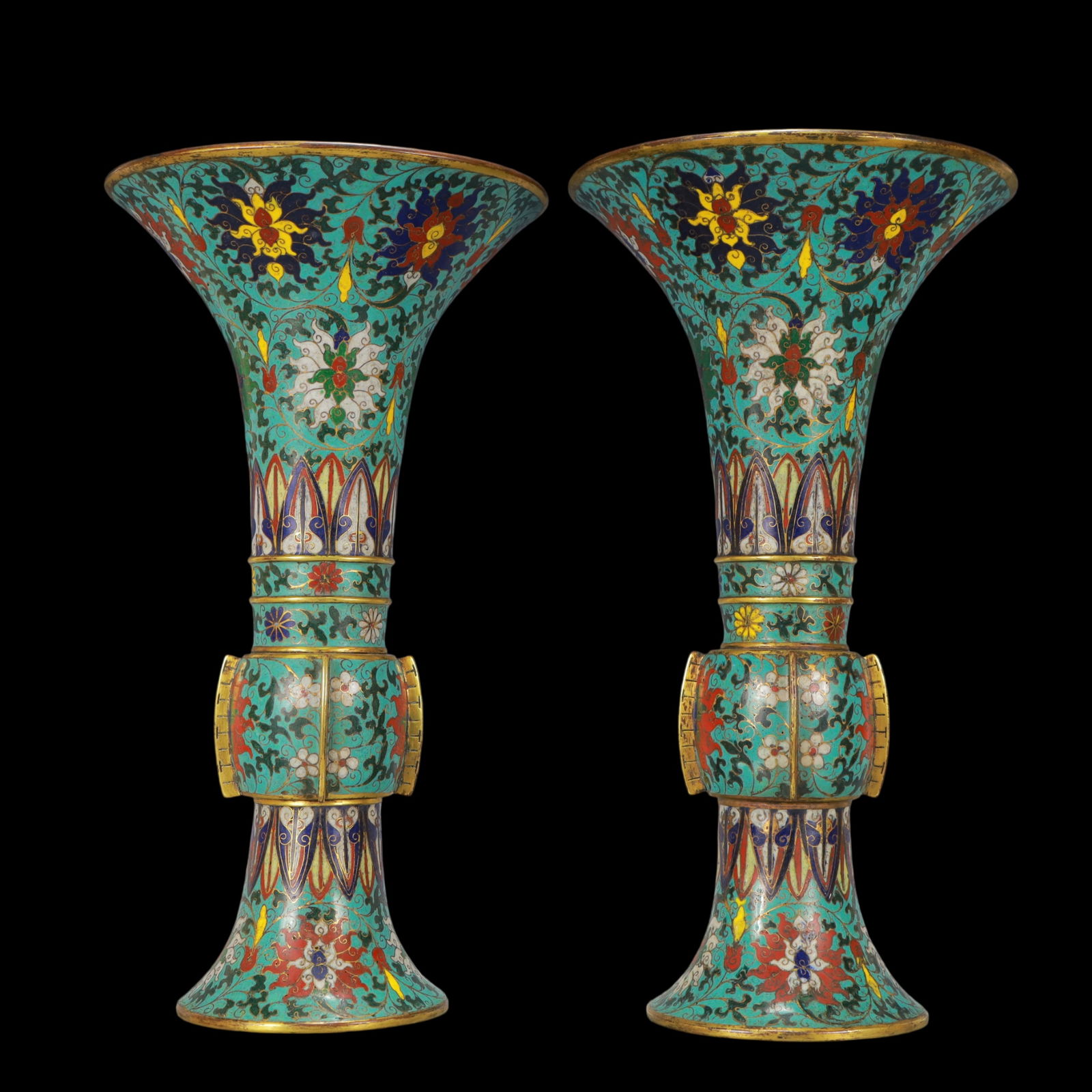 A Exquisite A pair of Cloisonne Lotus Pattern Double-Ears Vase: A Exquisite A pair of Cloisonne Lotus Pattern Double-Ears Vase Ming Dynasty, China Jingtai Four-character Mark Size:7.5inx13.8in Weight:3850g一对景泰蓝缠枝