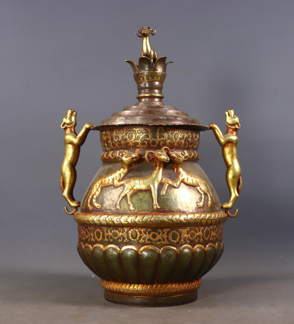 An Exquisite Gilt Bronze Animal Pattern Double-Ears Jar: An Exquisite Gilt Bronze Animal Pattern Double-Ears Jar Tang Dynasty, China Size:12inx7.5inx5.5in Weight:1983g铜鎏金錾刻波斯图案罐 中&