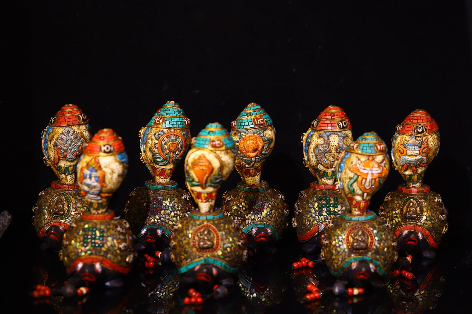 A Set of Fine Yun Stone Inlaid Gems Eight Treasures Pattern Auspicious Beast Ornament: A Set of Fine Yun Stone Inlaid Gems Eight Treasures Pattern Auspicious Beast Ornament Qing Dynasty, China Size:7.1inx3.1in Size:4.7inx2.8in Weight:7600g陨石掐丝镶嵌
