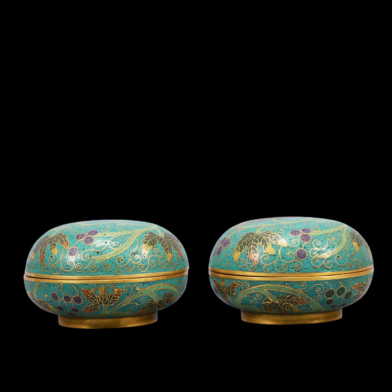A Exquisite A pair of Cloisonne Flower Pattern Box: A Exquisite A pair of Cloisonne Flower Pattern Box Qing Dynasty, China Qianlong Four-character Mark Size:3.3inx2in Weight:550g一对景泰蓝花卉纹盒 &