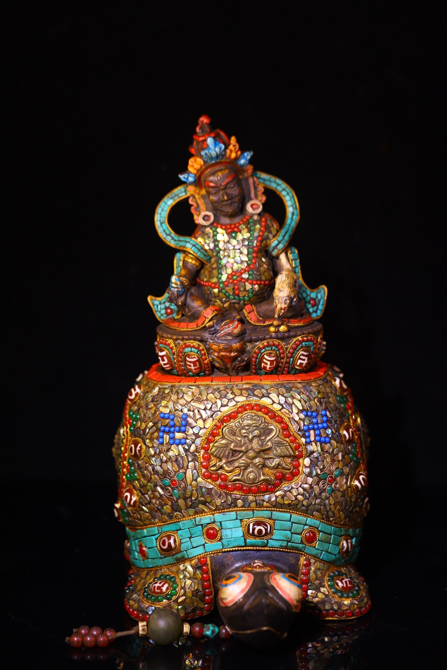 An Exquisite Yun Stone Inlaid Gems Auspicious Beast Ornament: An Exquisite Yun Stone Inlaid Gems Auspicious Beast Ornament Qing Dynasty, China Size:11.8inx6.3in Size:6.3inx4.7in Weight:7200g陨石镶嵌天珠招财龟