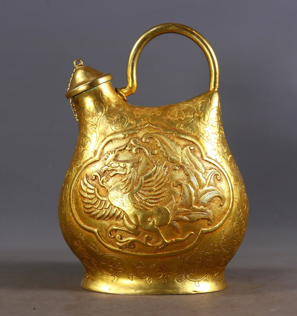 An Exquisite Gilt Bronze Phoenix Pattern Ewer: An Exquisite Gilt Bronze Phoenix Pattern Ewer Qing Dynasty, China Qianlong Four-character Mark Size:8.5inx5.5inx3.7in Weight:883g铜鎏金錾刻凤壶 中ࢲ