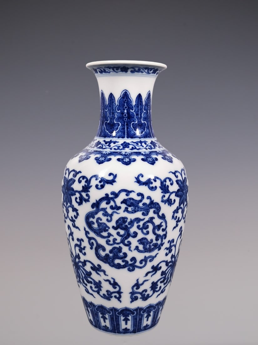 An Exquisite Blue and White Lotus Pattern Dragon Pattern Vase: An Exquisite Blue and White Lotus Pattern Dragon Pattern Vase Qing Dynasty, China Yongzheng Six-character Mark Size:9.8inx4.9in青花缠枝莲纹团龙观&