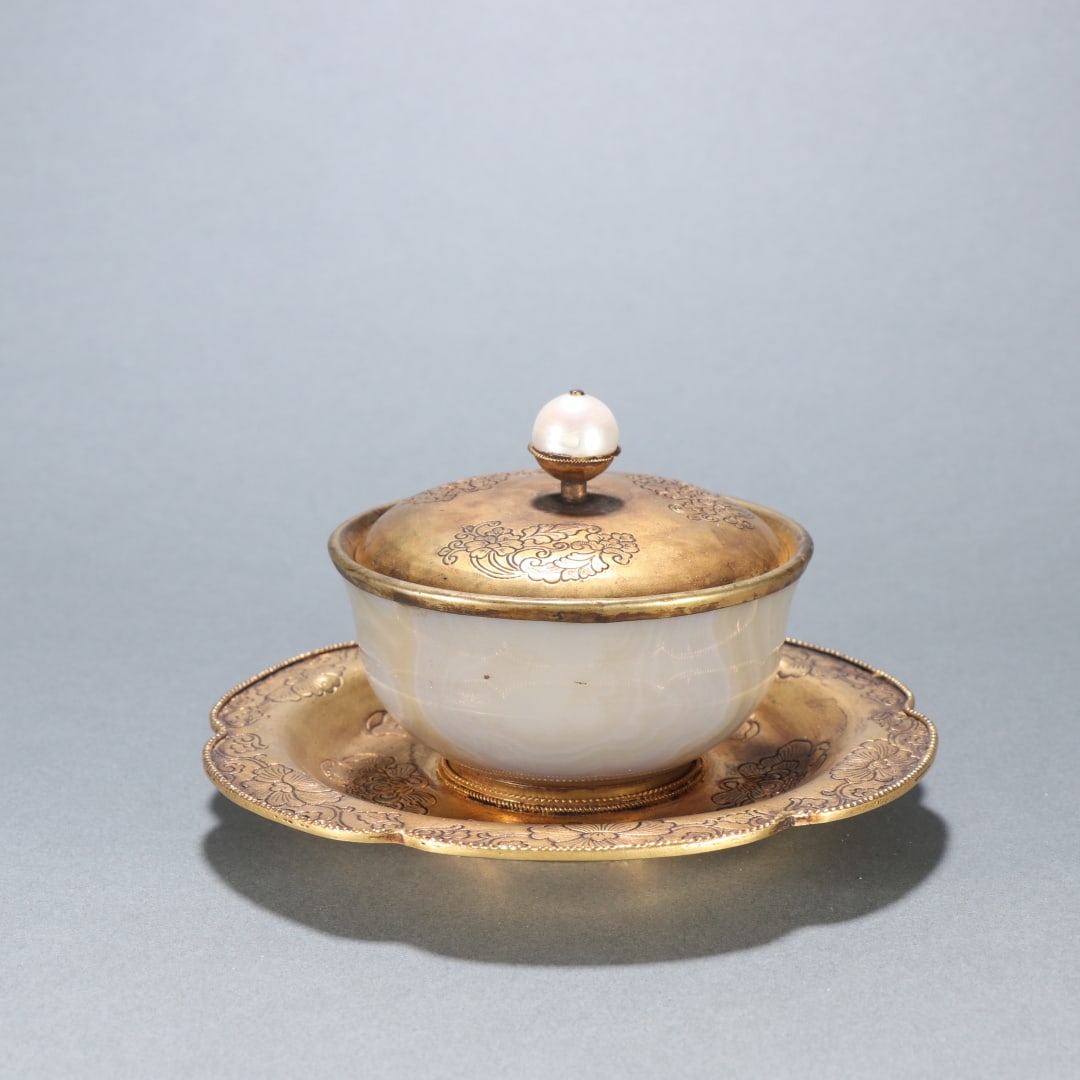 An Exquisite Agate Cover with Gold Flower Pattern Bowl: An Exquisite Agate Cover with Gold Flower Pattern Bowl Qing Dynasty, China Size:3.5inx4.9in Weight:290g玛瑙包金盖碗 中国清代 Size:8.8cmx12.5