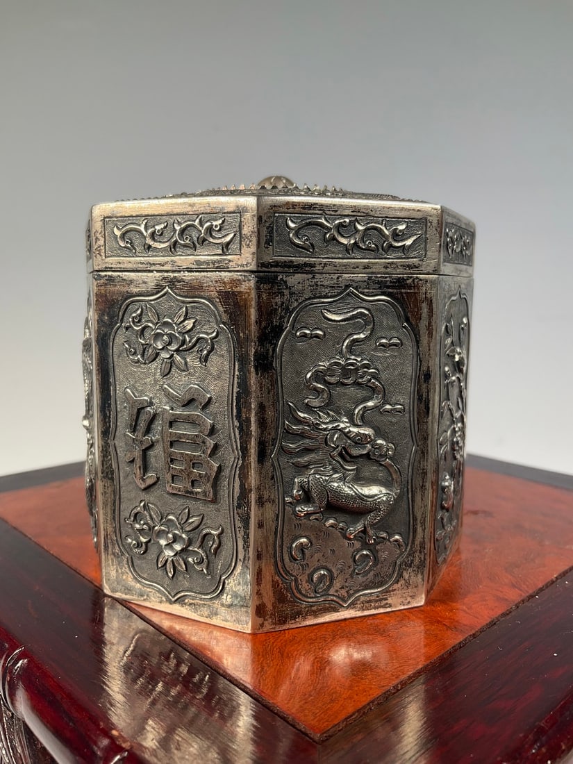 An Exquisite Silver Inlaid Jadeite Auspicious Beast Pattern Flower Pattern Box: An Exquisite Silver Inlaid Jadeite Auspicious Beast Pattern Flower Pattern Box Qing Dynasty, China Size:2.8inx3.1in Weight:138g银嵌翡翠盖盒 中国清