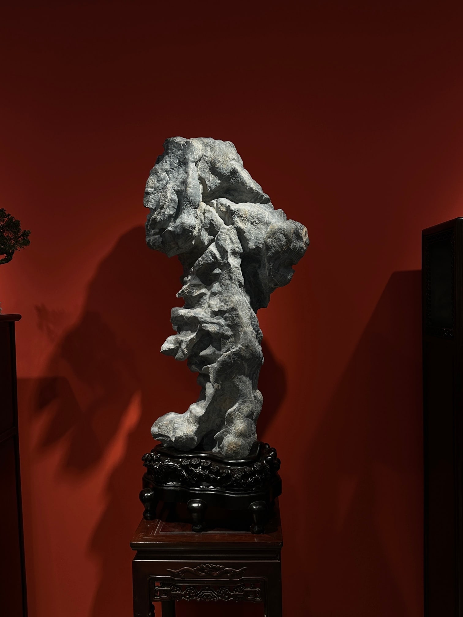 An Exquisite Lingbi Stone Ornament: An Exquisite Lingbi Stone Ornament Qing Dynasty, China Size:52.8inx23.6inx14.2in灵璧石立贡摆件 中国清代 Size:134cmx60cmx36cm