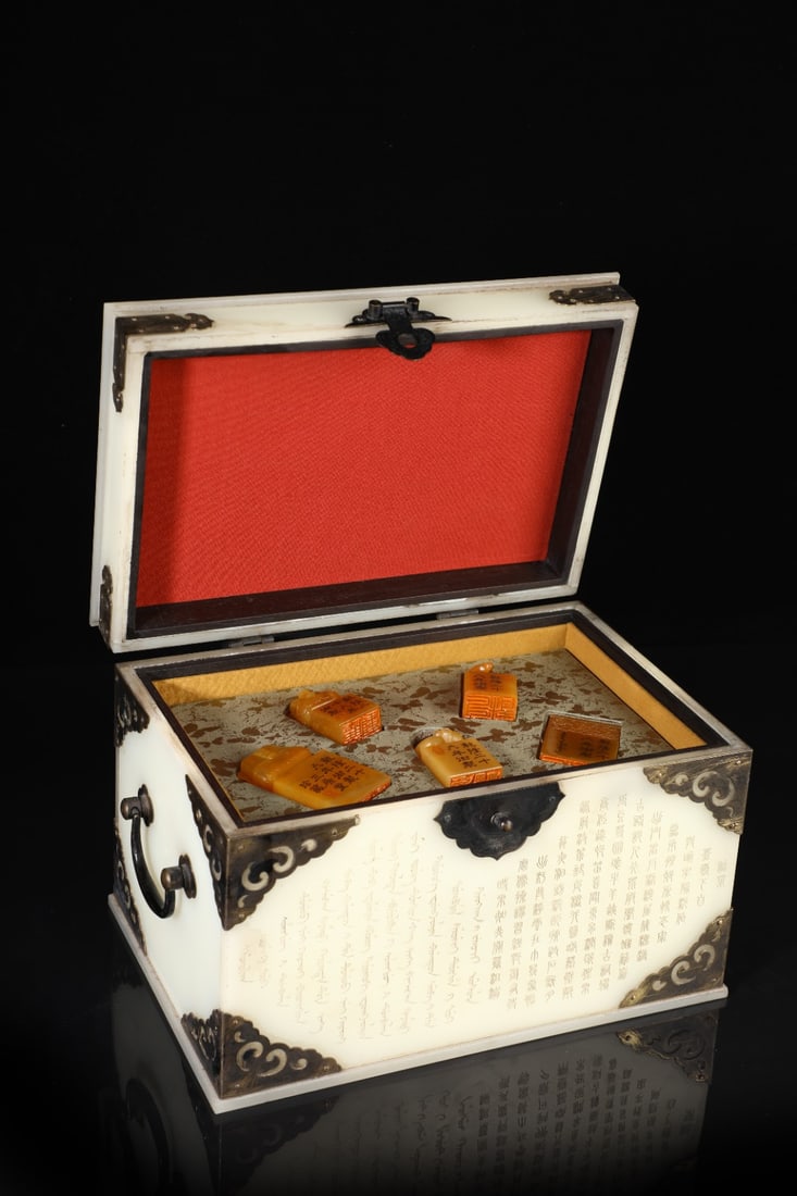 A Set of Fine Shoushan Stone Auspicious Beast Seal: A Set of Fine Shoushan Stone Auspicious Beast Seal Qing Dynasty, China Size:3inx1.8inWeight:458g寿山石白玉盒子一套 中国清代