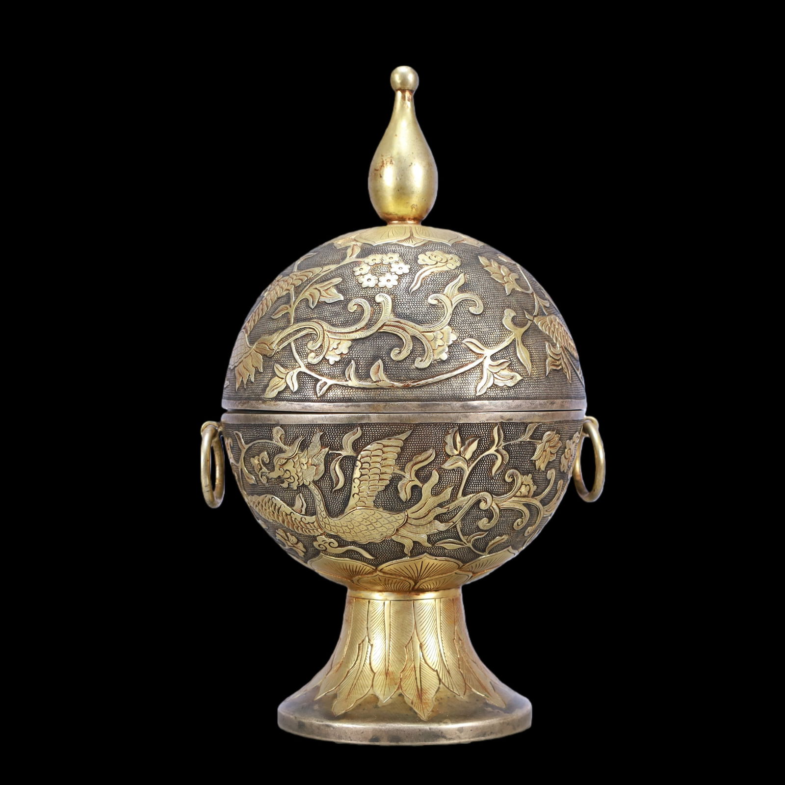 A Exquisite Gilt Silver Lotus Pattern Phoenix Pattern Double-Ears Vase: A Exquisite Gilt Silver Lotus Pattern Phoenix Pattern Double-Ears Vase Tang Dynasty, China Zhenguan Four-character Mark Size:5.5inx4.9inx9.4in Weight:1150g铜鎏金银缠ĉ